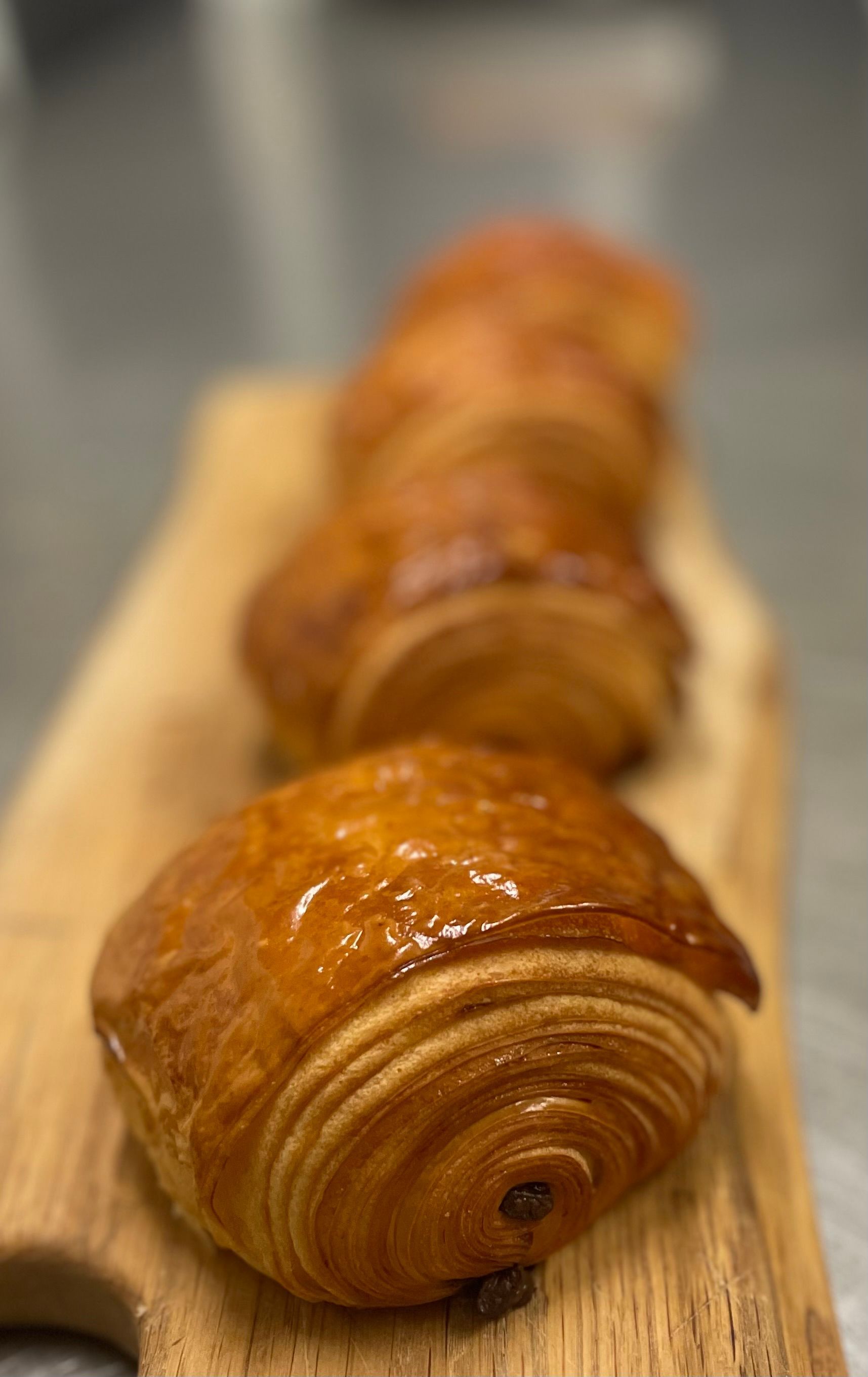 Un tas de pâtisseries est posé sur une planche à découper en bois.