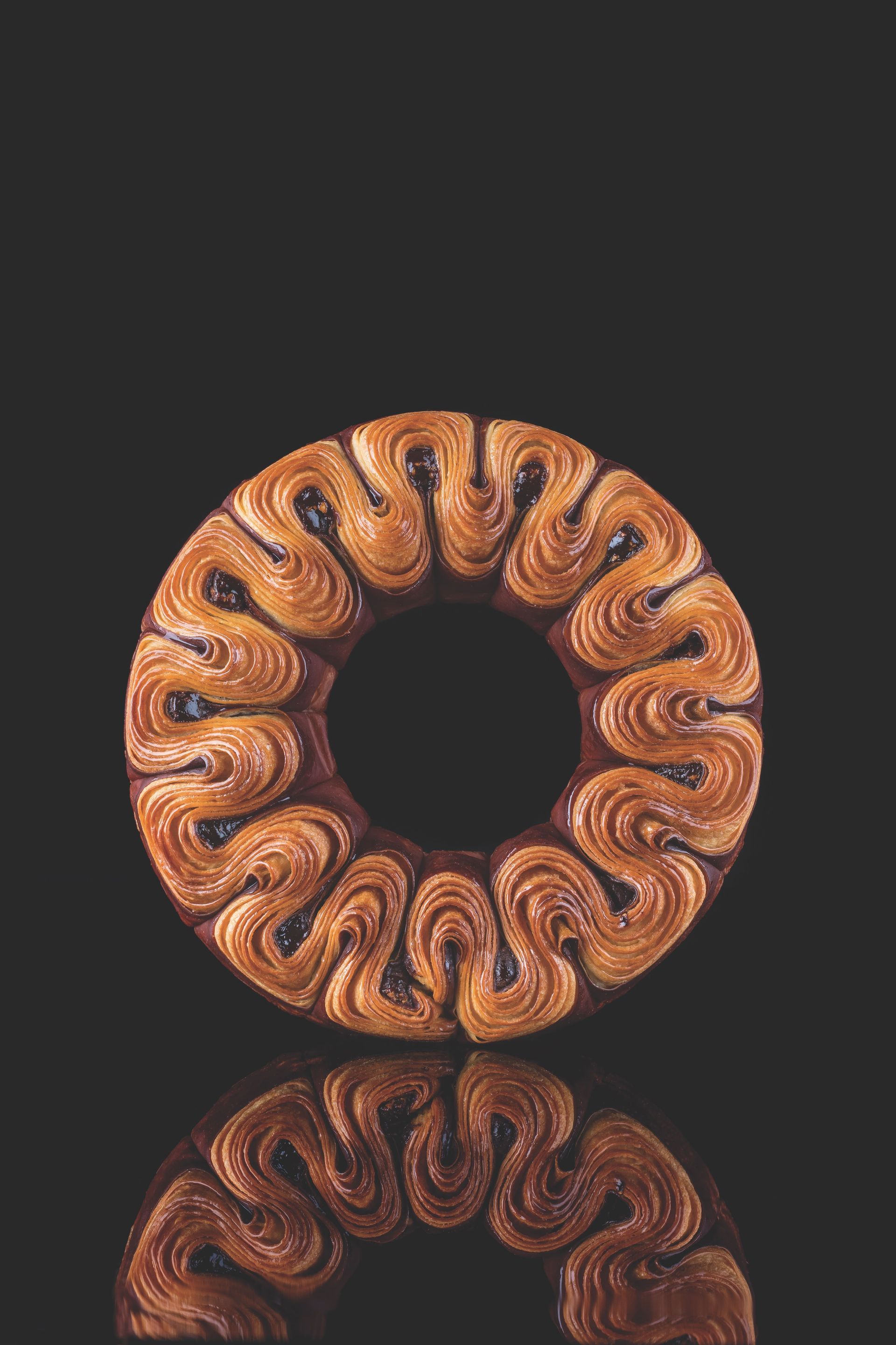 Un gros plan d'un beignet au chocolat sur une surface noire.