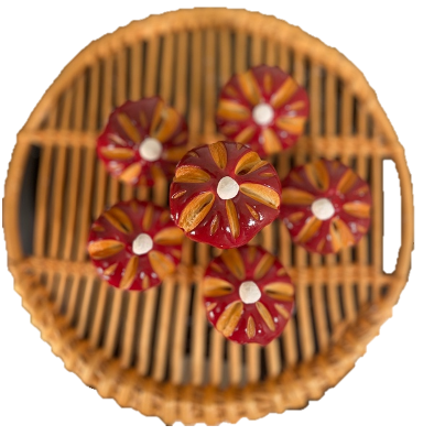 Un panier en osier avec des fleurs rouges et oranges dessus