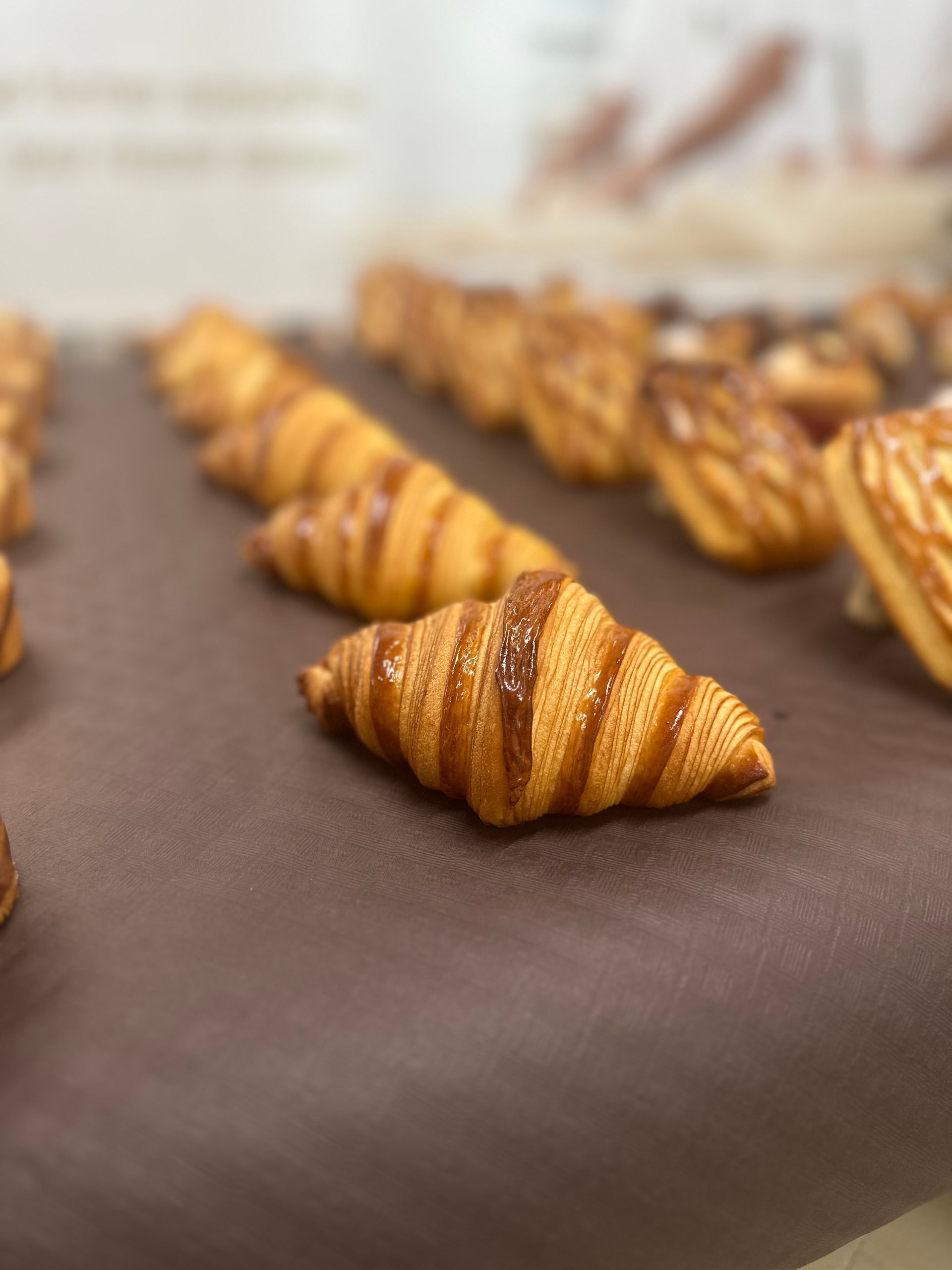 Un tas de croissants est posé sur une table.