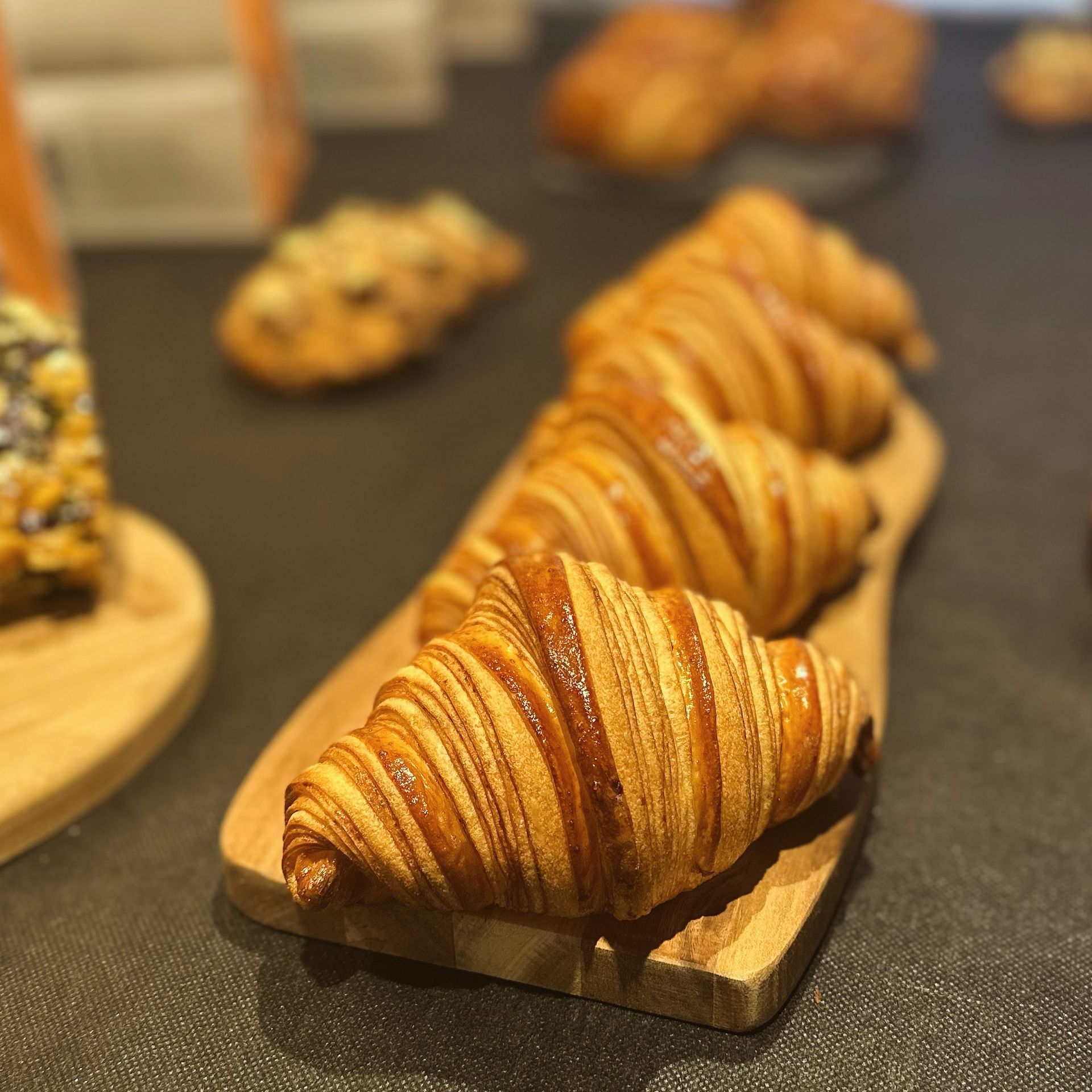 Une rangée de croissants sur une planche à découper en bois