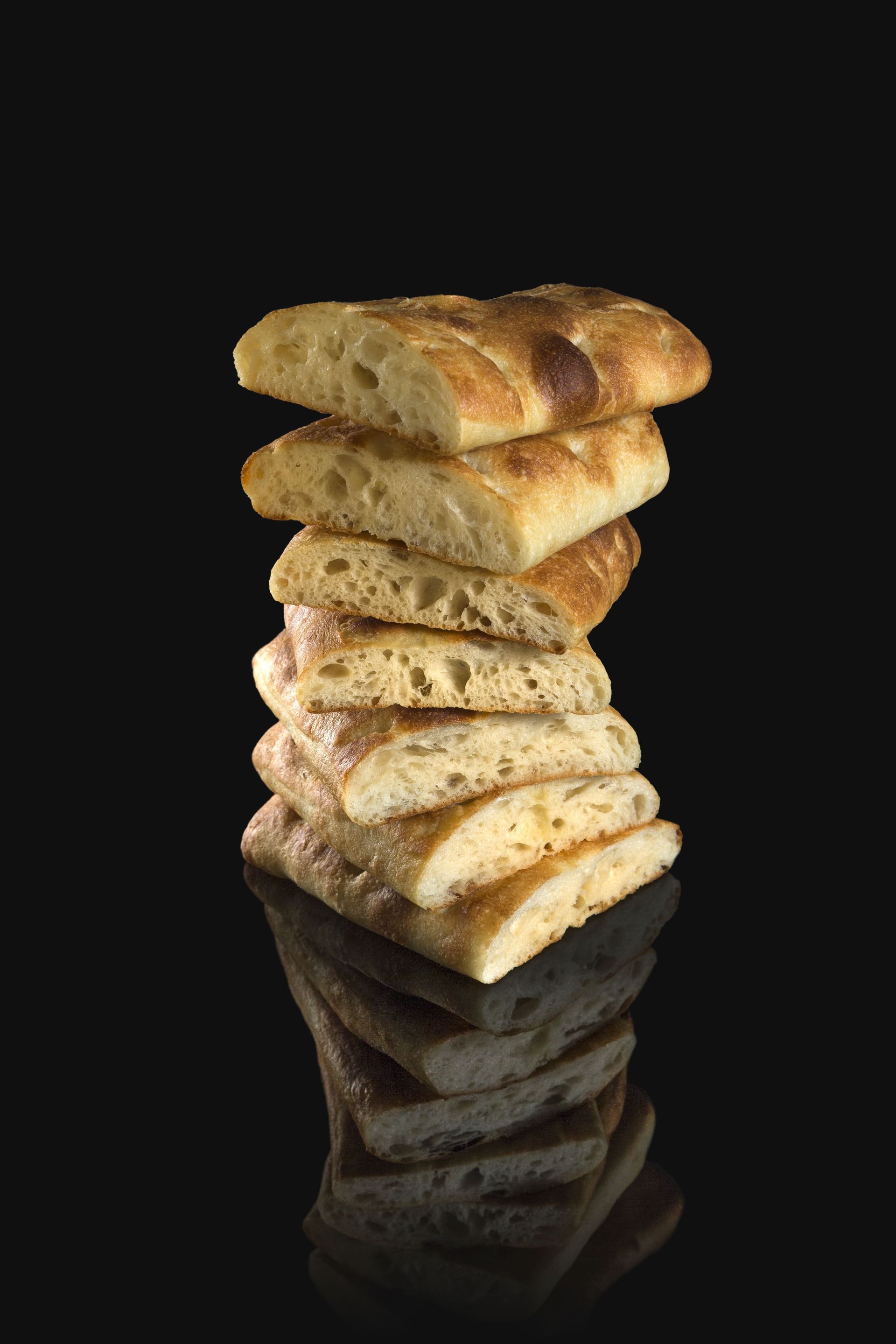 Une pile de pains est posée les uns sur les autres sur une surface noire.