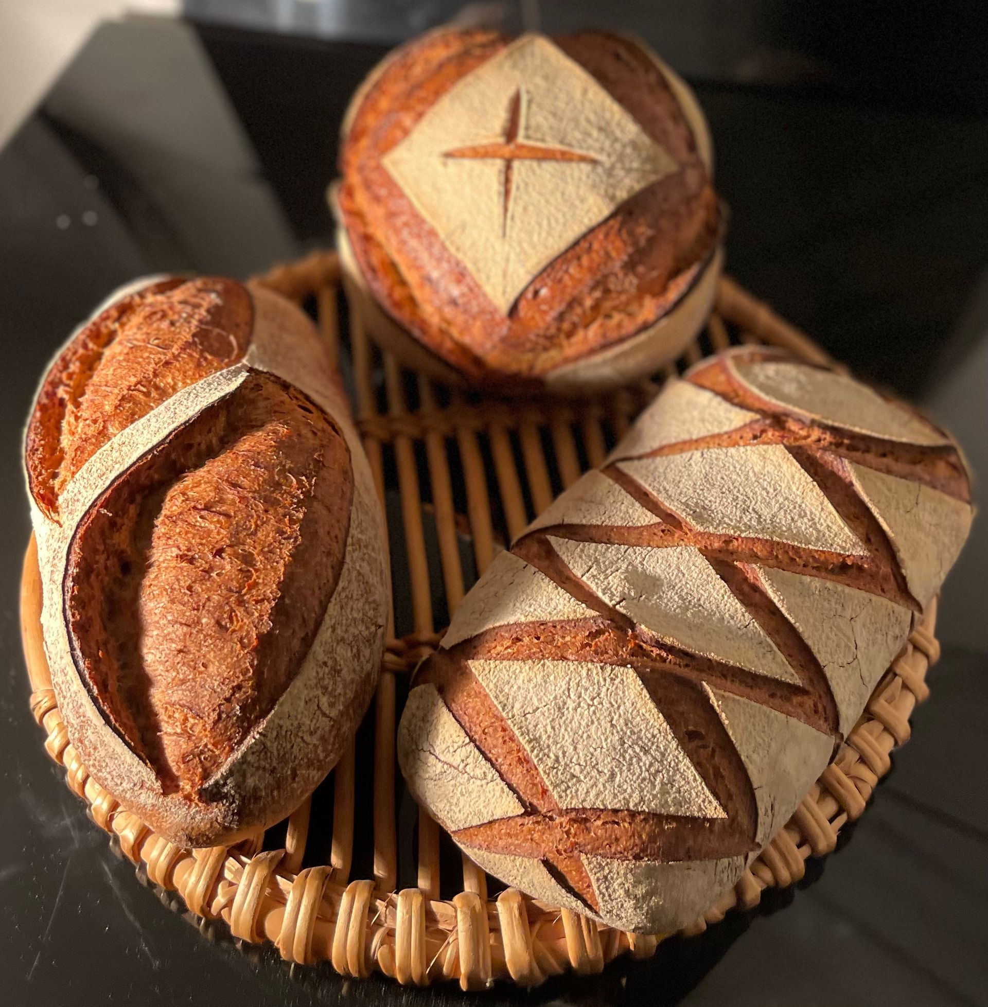 Trois pains sont posés sur un panier en osier