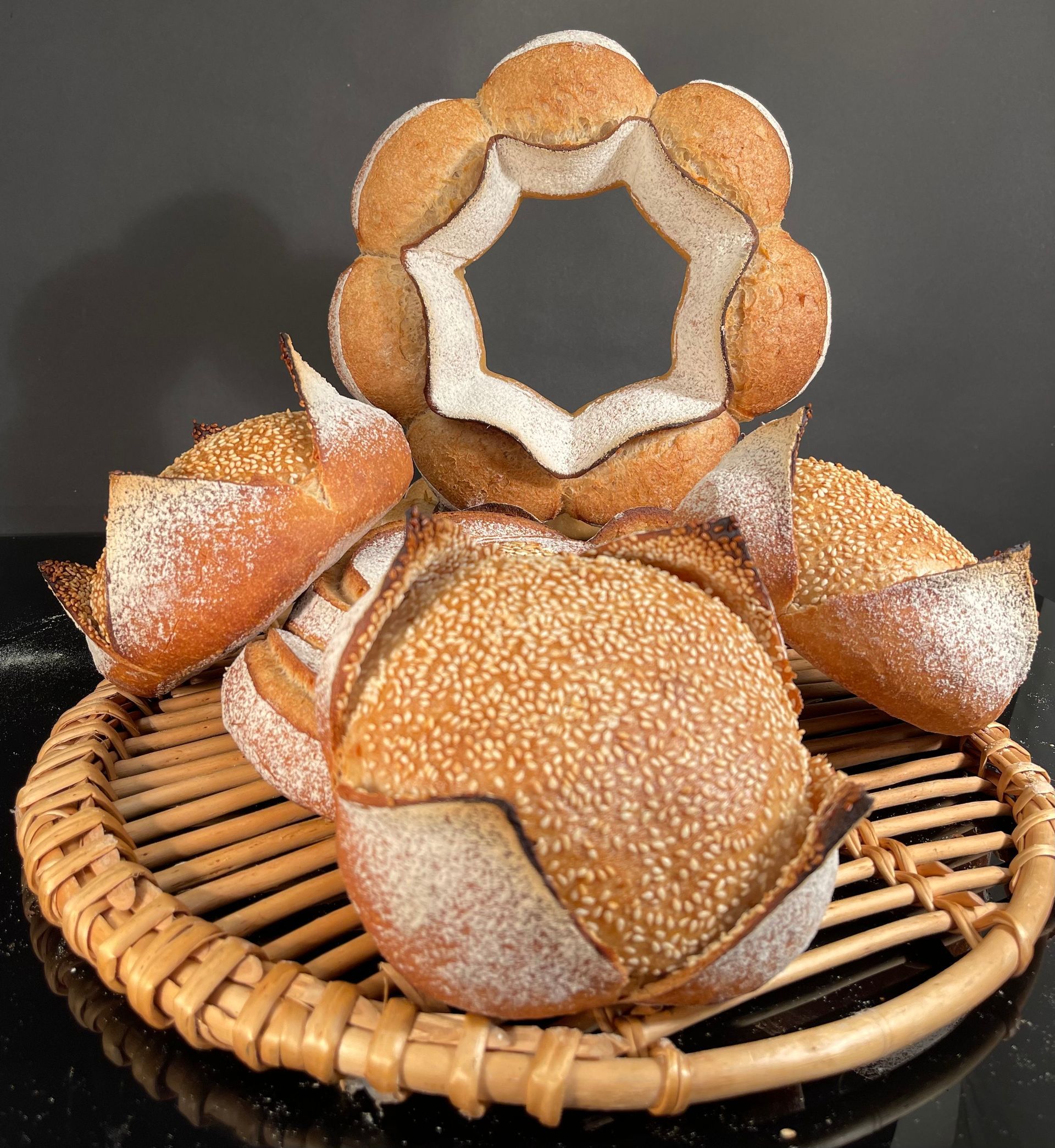 Un tas de pain posé sur un panier en osier