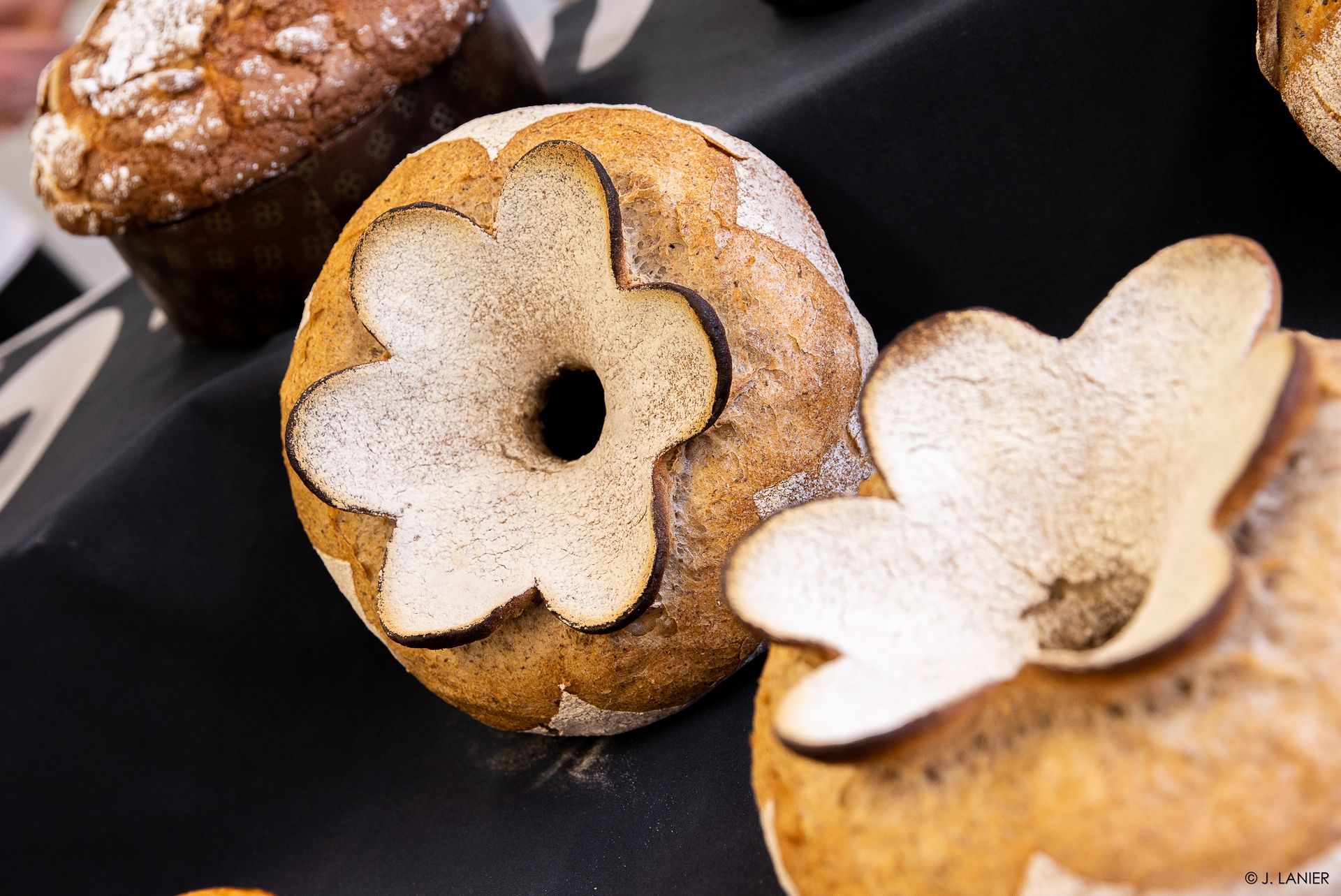 Une miche de pain avec un motif floral dessus