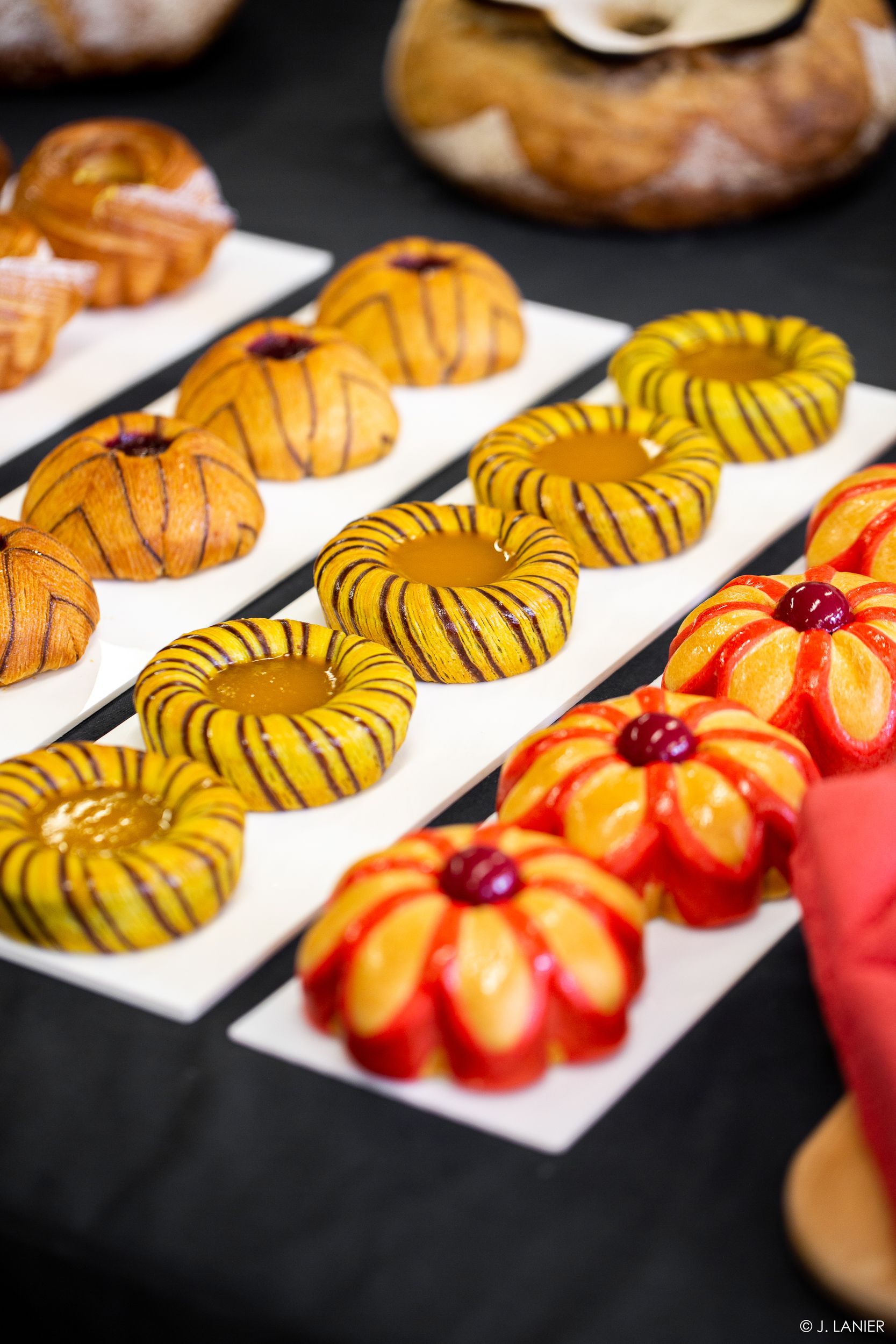 Un tas de différents types de pâtisseries sur une table