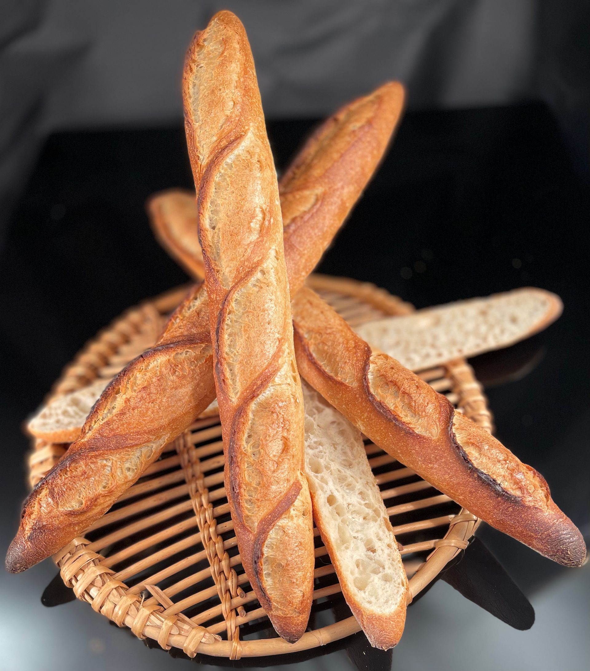 Un tas de baguettes sont empilées les unes sur les autres