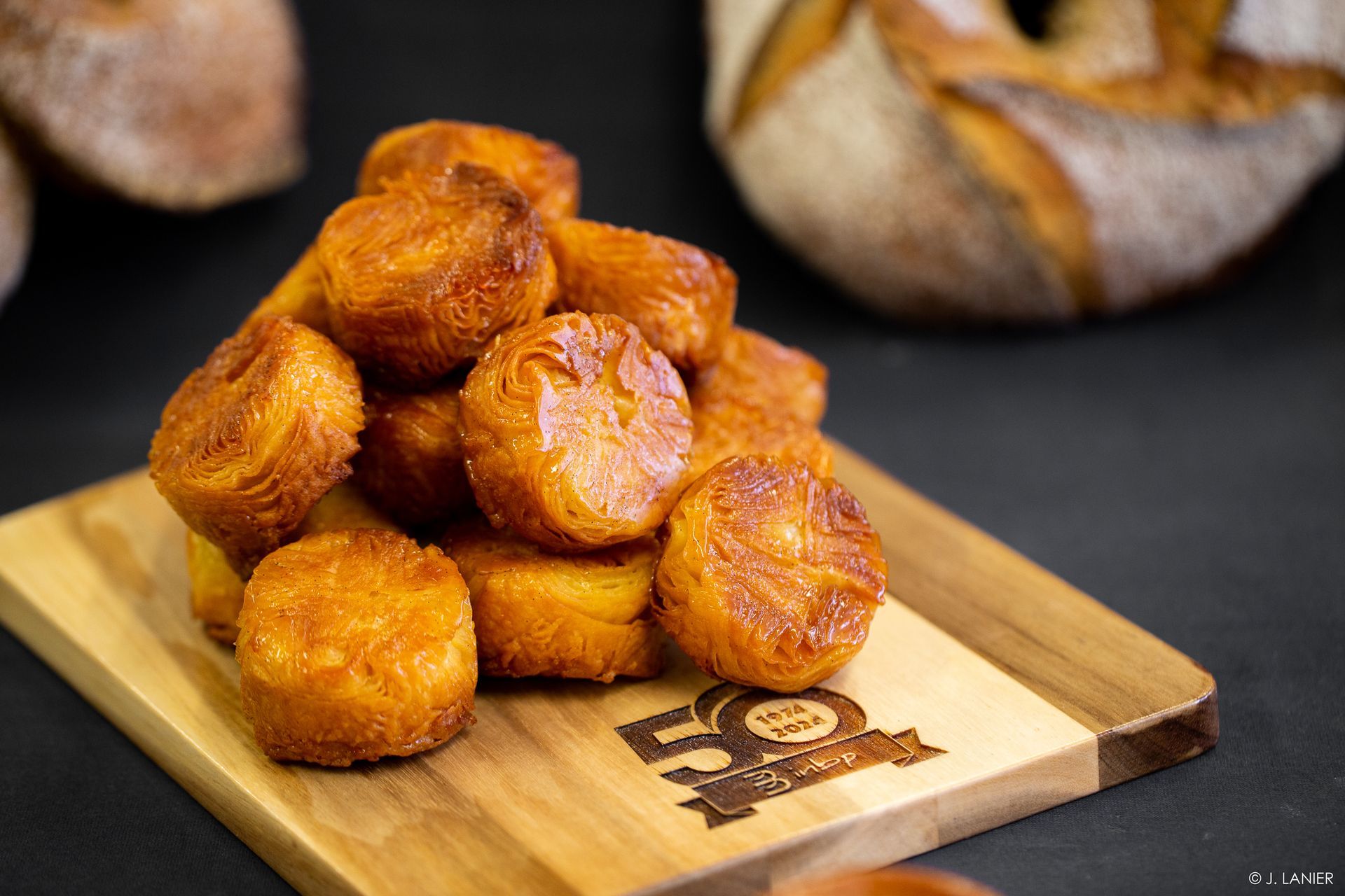 Une planche à découper en bois avec un tas de nourriture dessus.