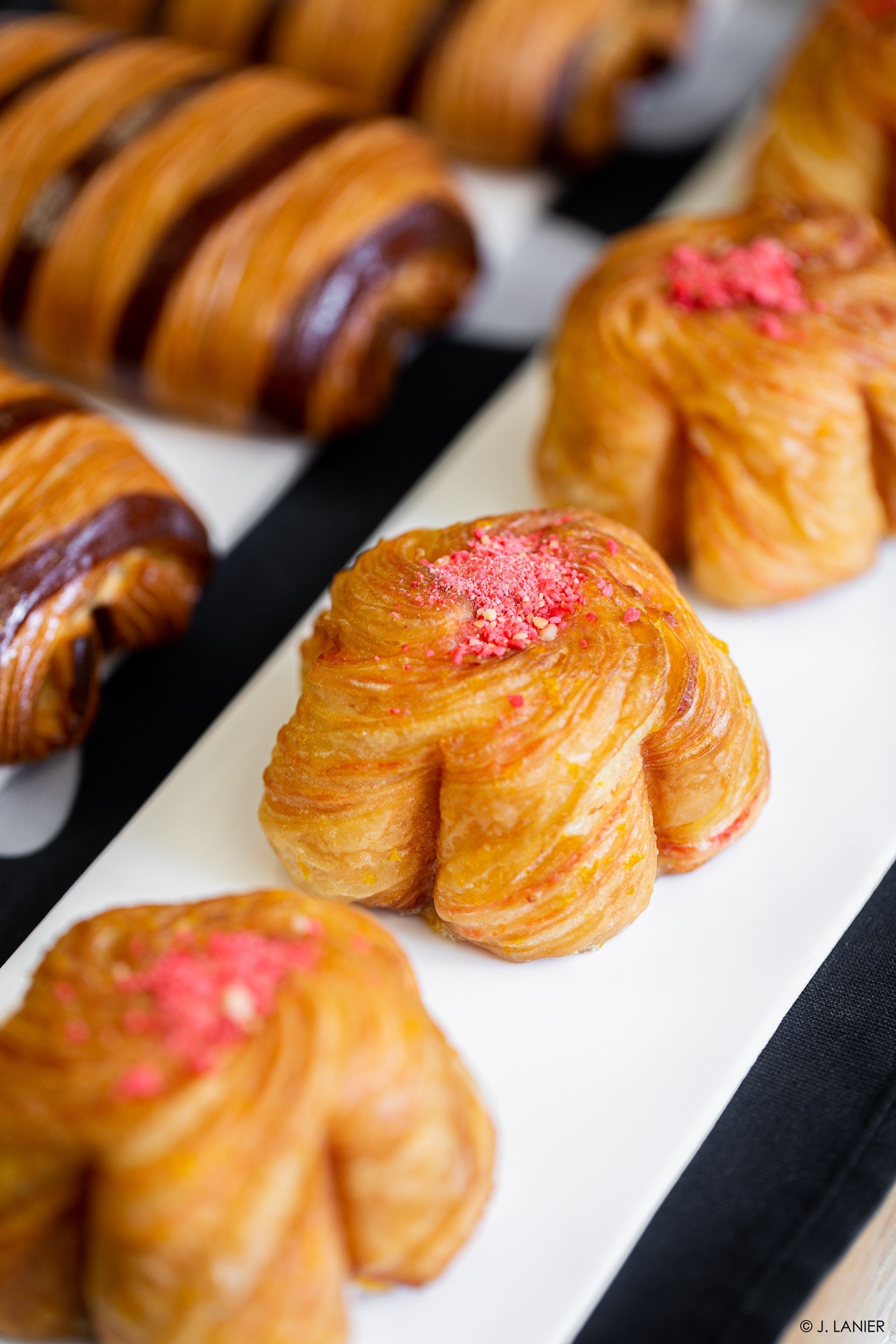 Un tas de pâtisseries sont sur une assiette blanche