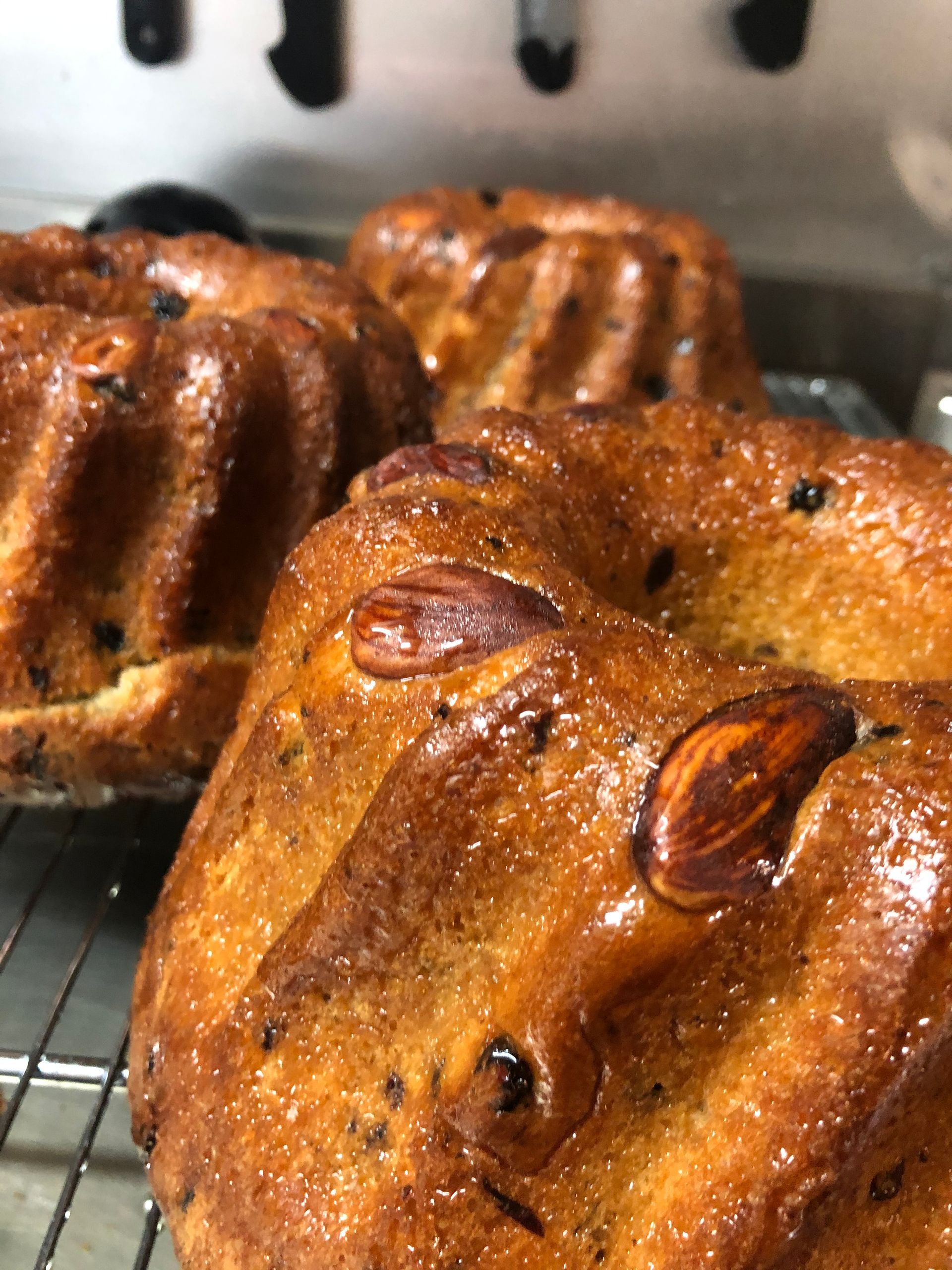 Un tas de gâteaux sont posés sur une grille de refroidissement.