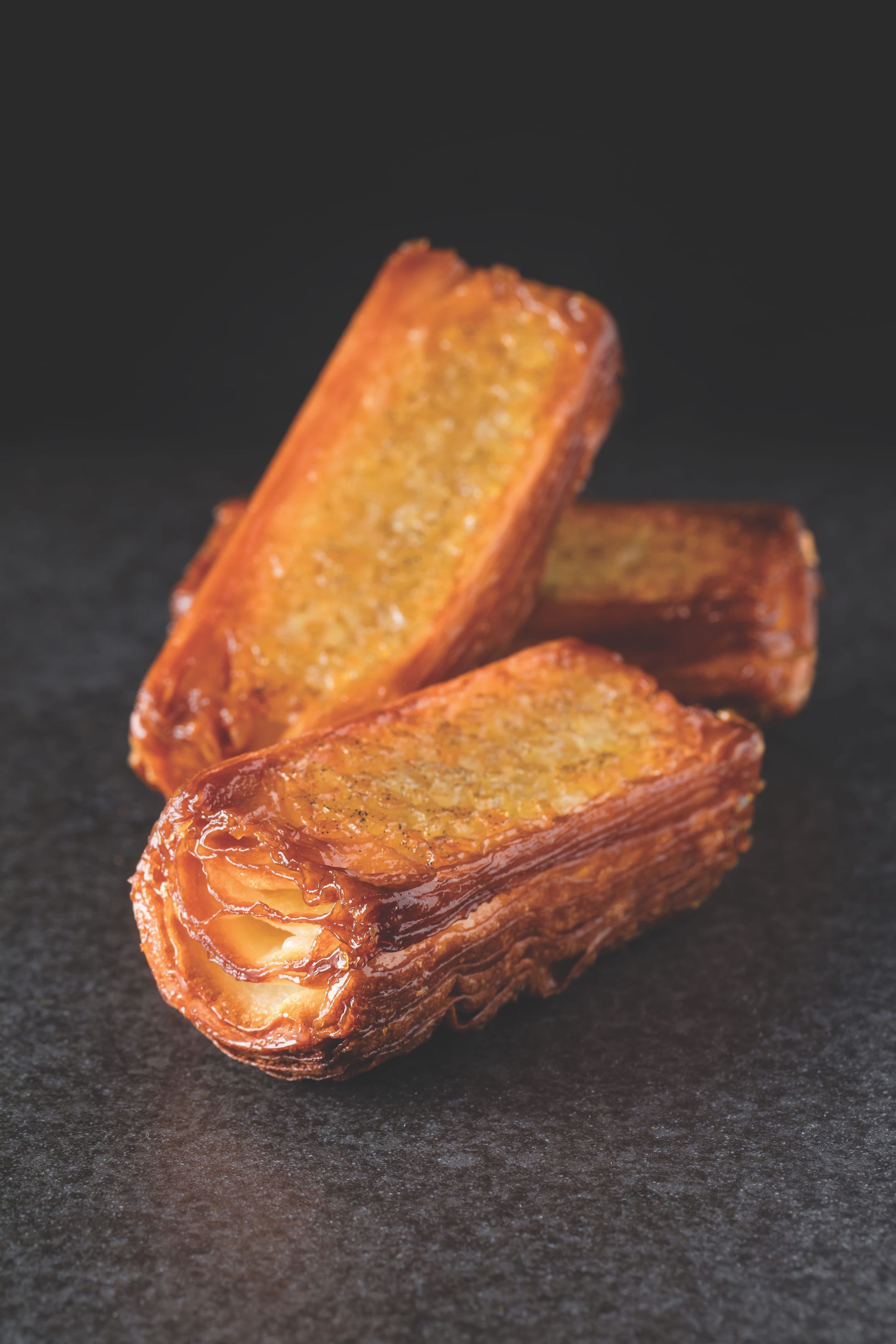 Trois morceaux de pain sont empilés les uns sur les autres sur une table.