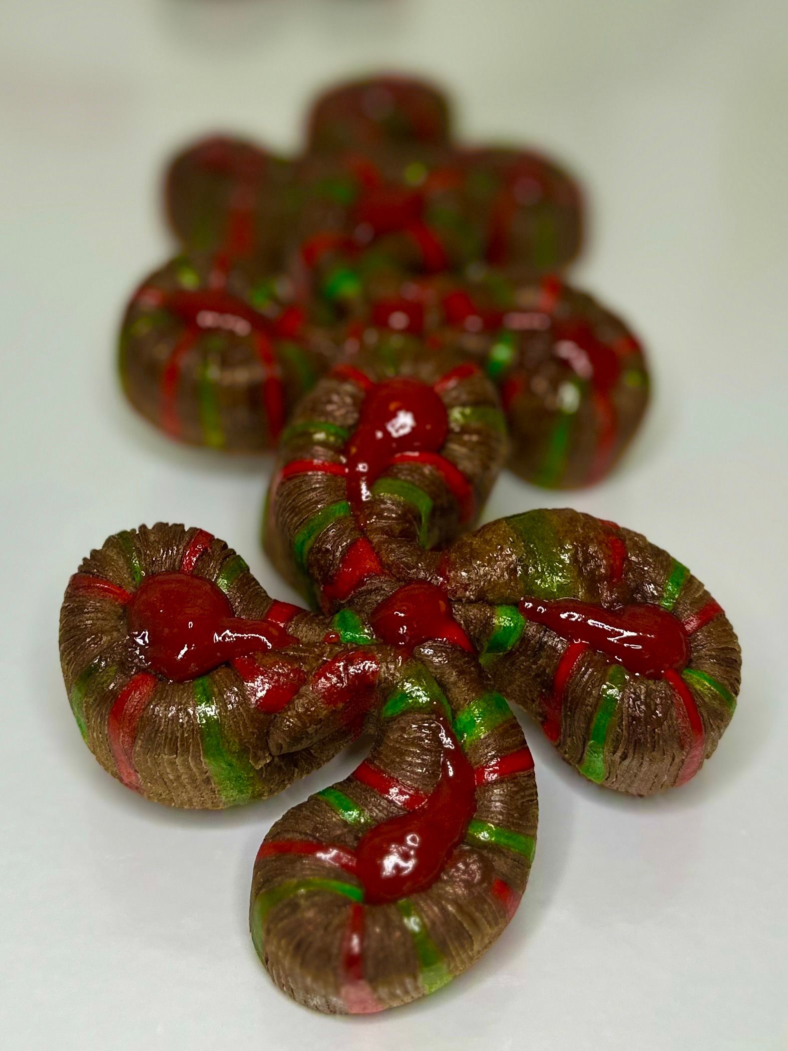 Un tas de cannes de bonbon avec du glaçage rouge et vert dessus