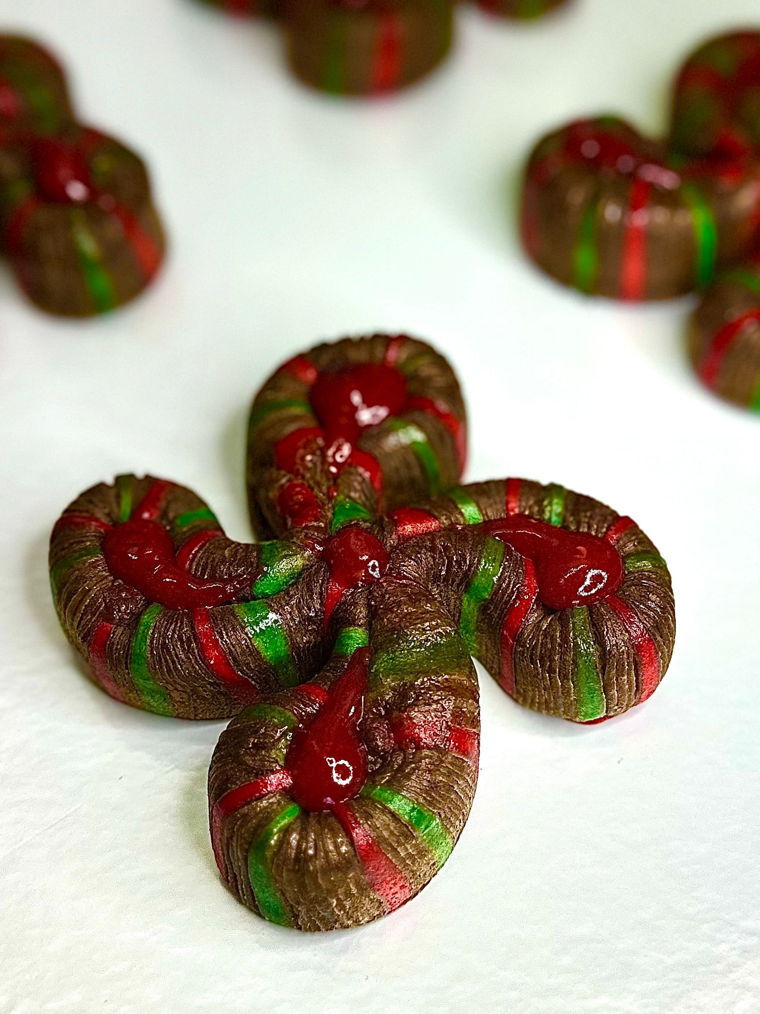 Un gros plan d'un biscuit avec un glaçage rouge et vert