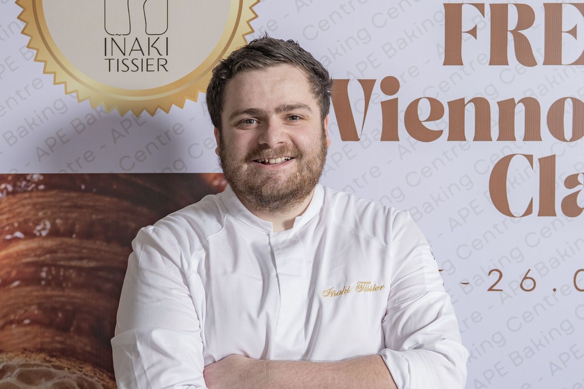 Un homme debout devant un panneau indiquant cours de Vienne gratuit