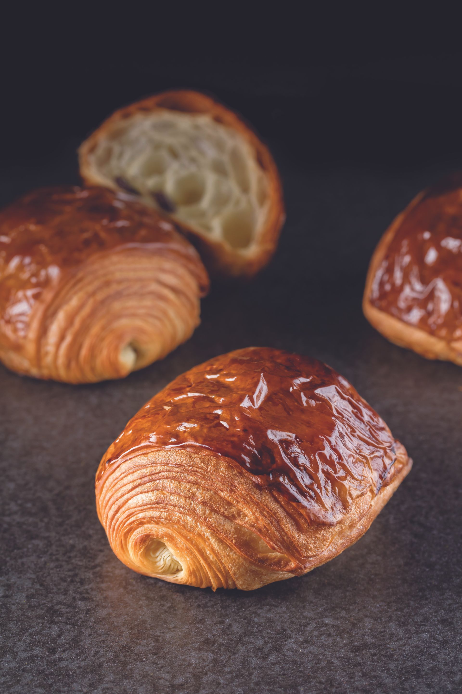 Un gros plan d'un croissant au chocolat sur une table.