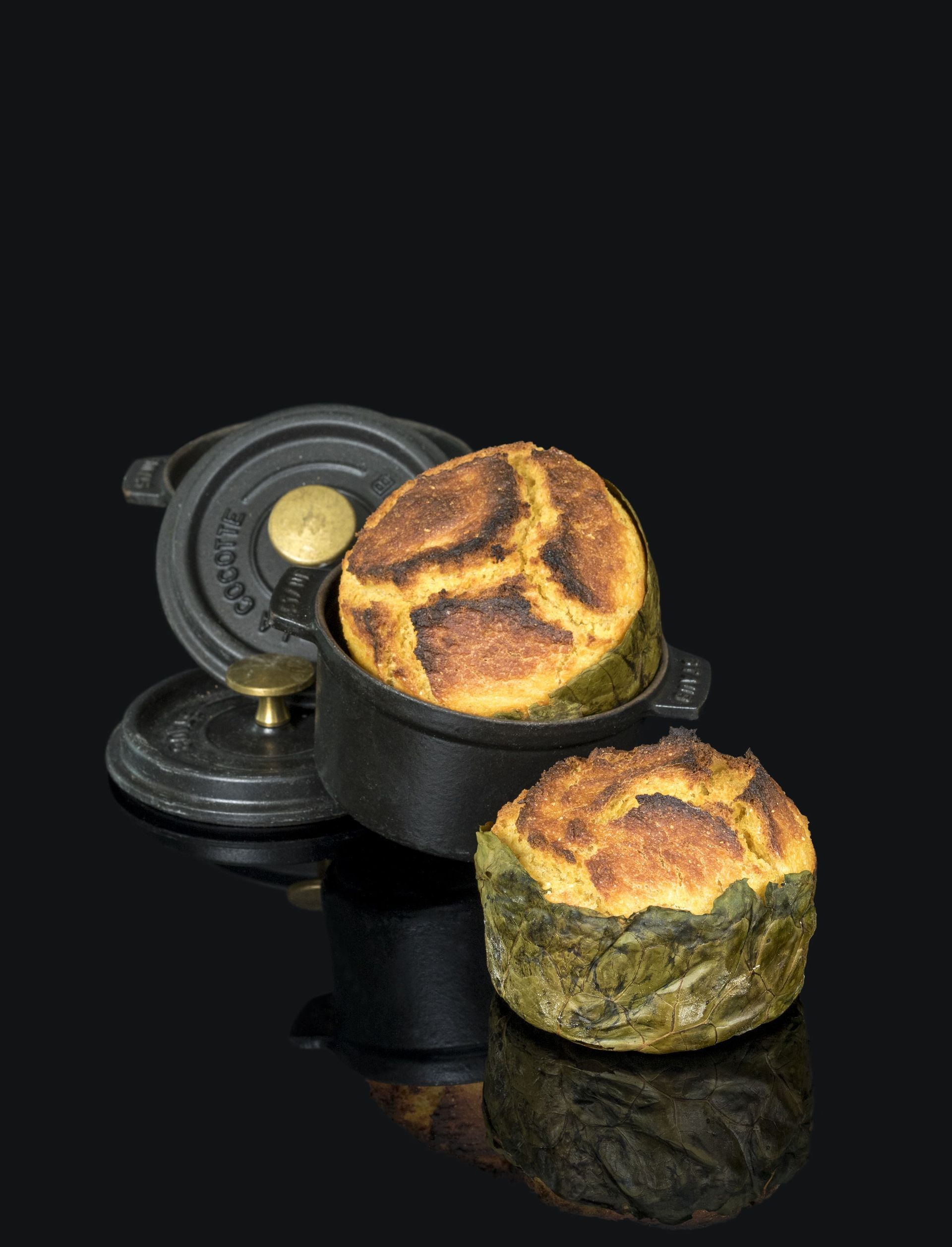 Deux morceaux de pain sont posés dans un pot sur une surface noire.