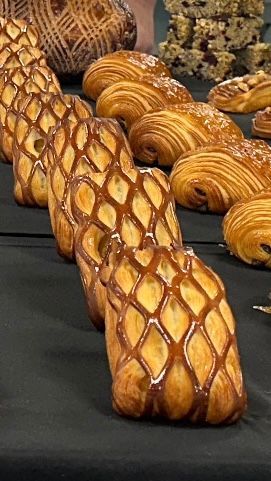 Une rangée de pâtisseries posées sur une table.