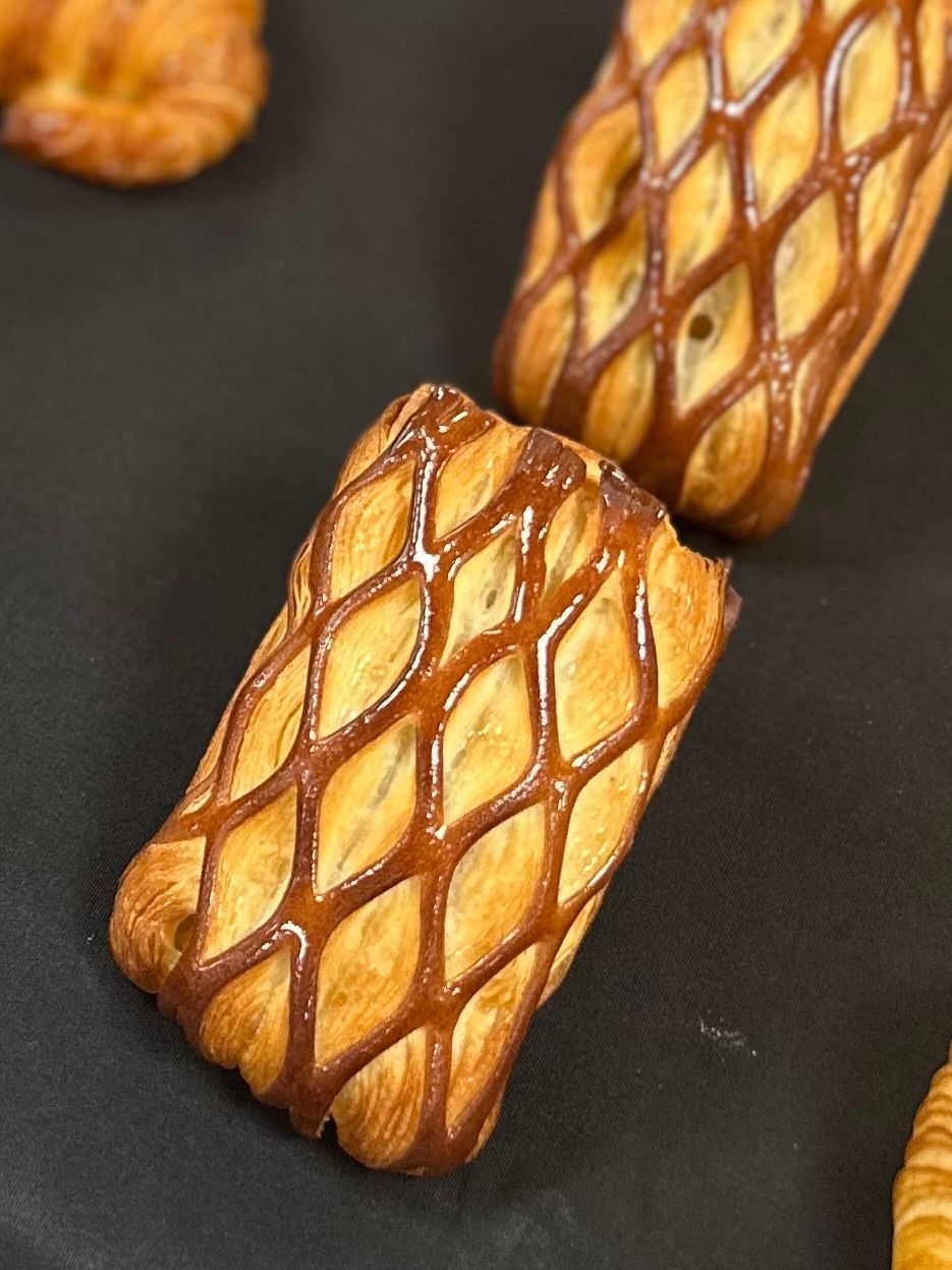 Un gros plan d'une pâtisserie avec un glaçage au chocolat dessus