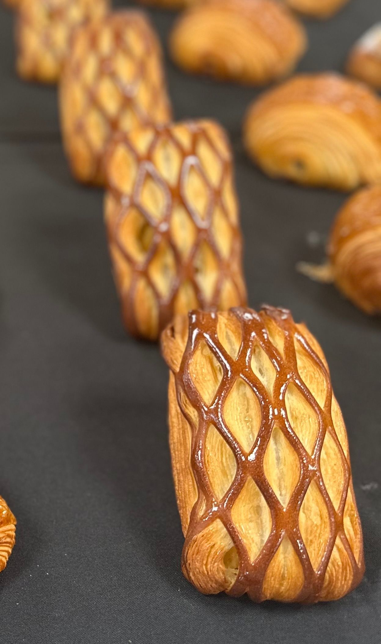 Un gros plan d'un tas de pâtisseries sur une table.
