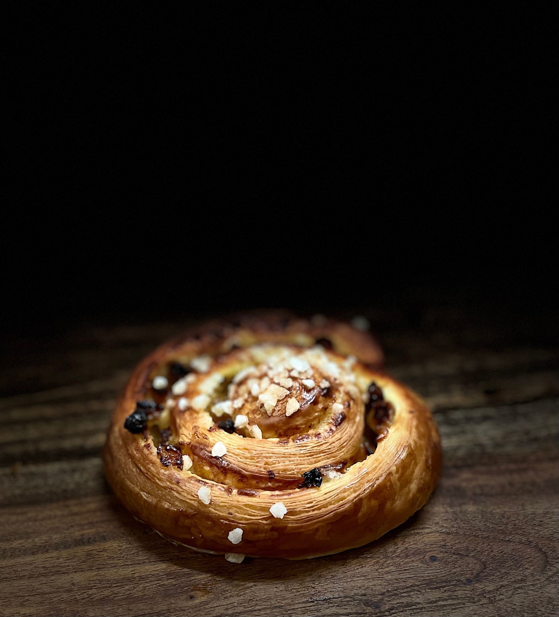 Un gros plan d'une pâtisserie sur une table en bois.