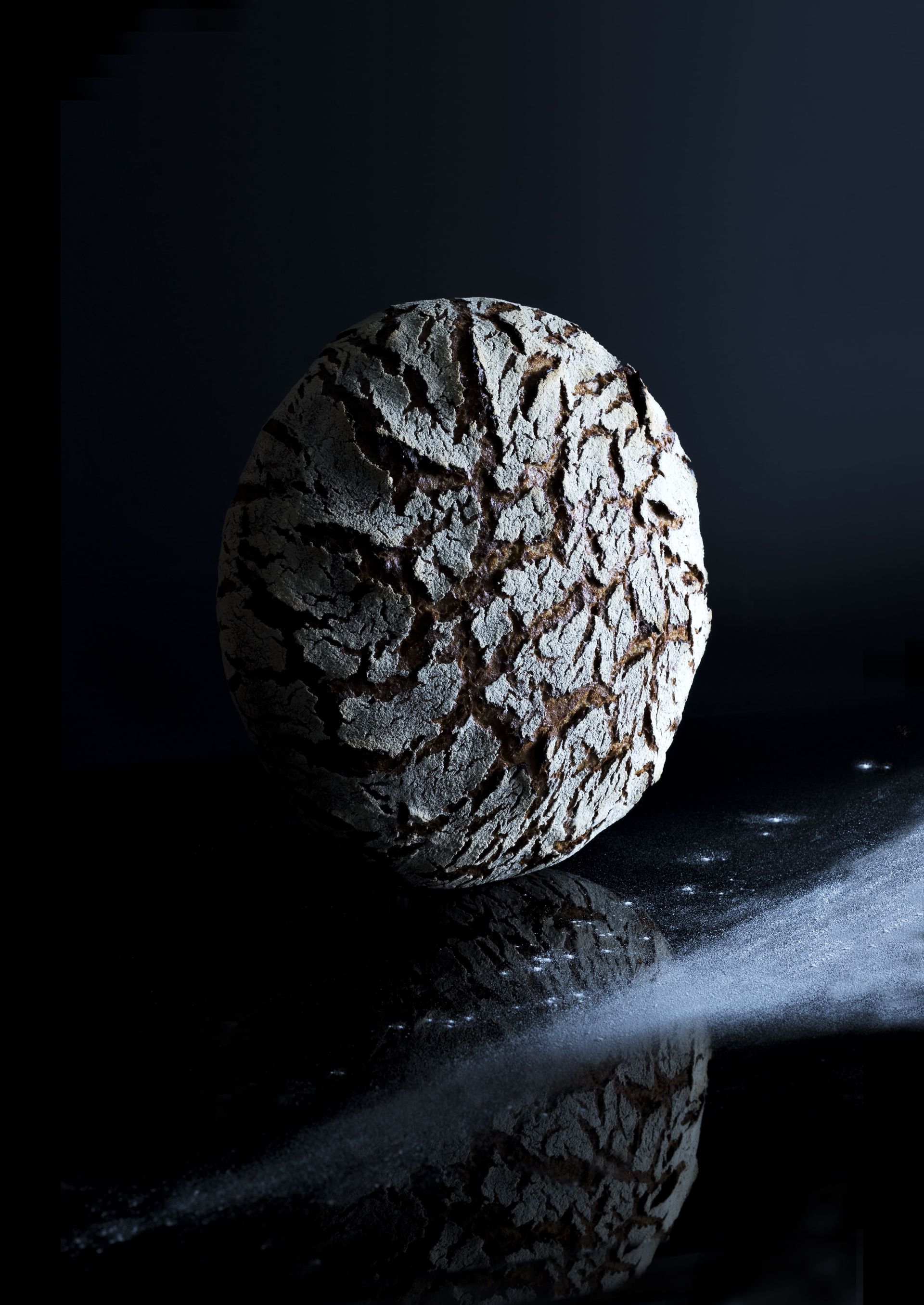 Un gros plan d'une miche de pain sur une table.