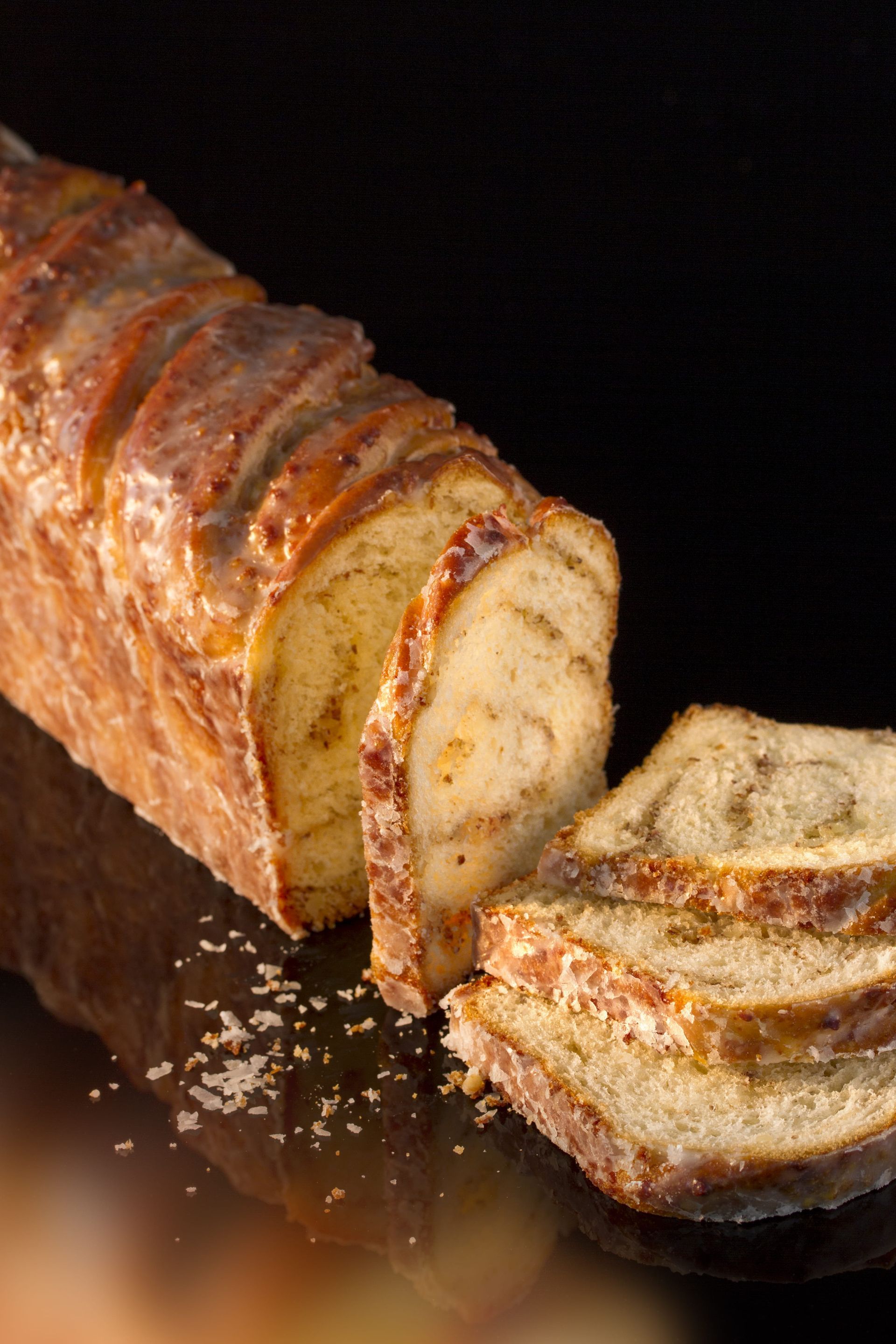 Une miche de pain est posée sur une table avec des tranches prélevées.