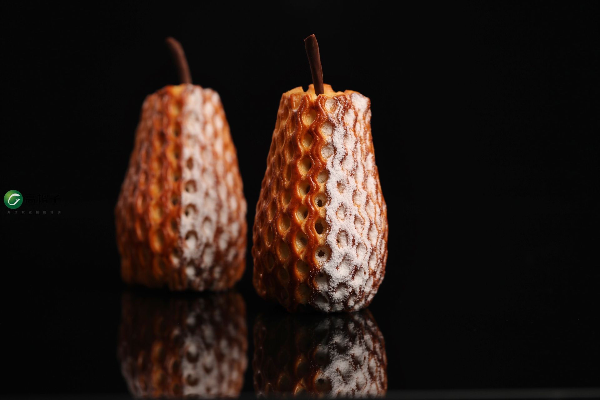 Deux poires faites de gaufres sont posées sur une table.