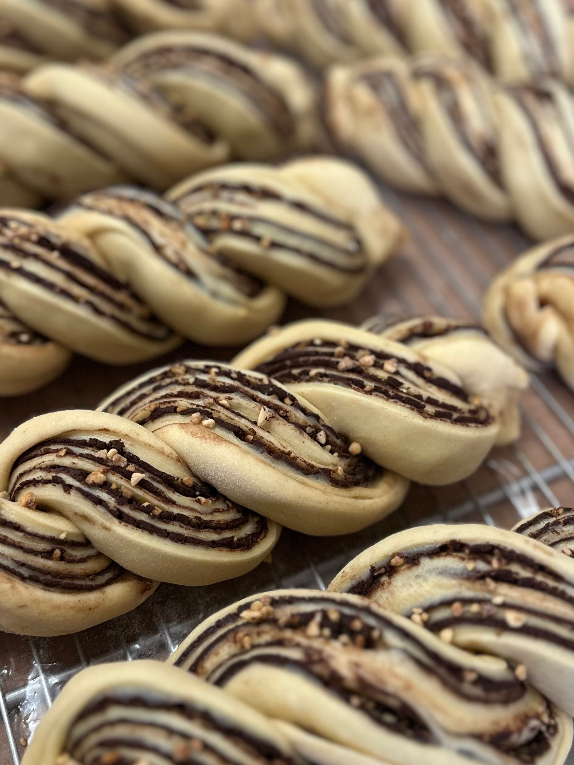 Un tas de pain tourbillonné au chocolat posé sur une grille de refroidissement