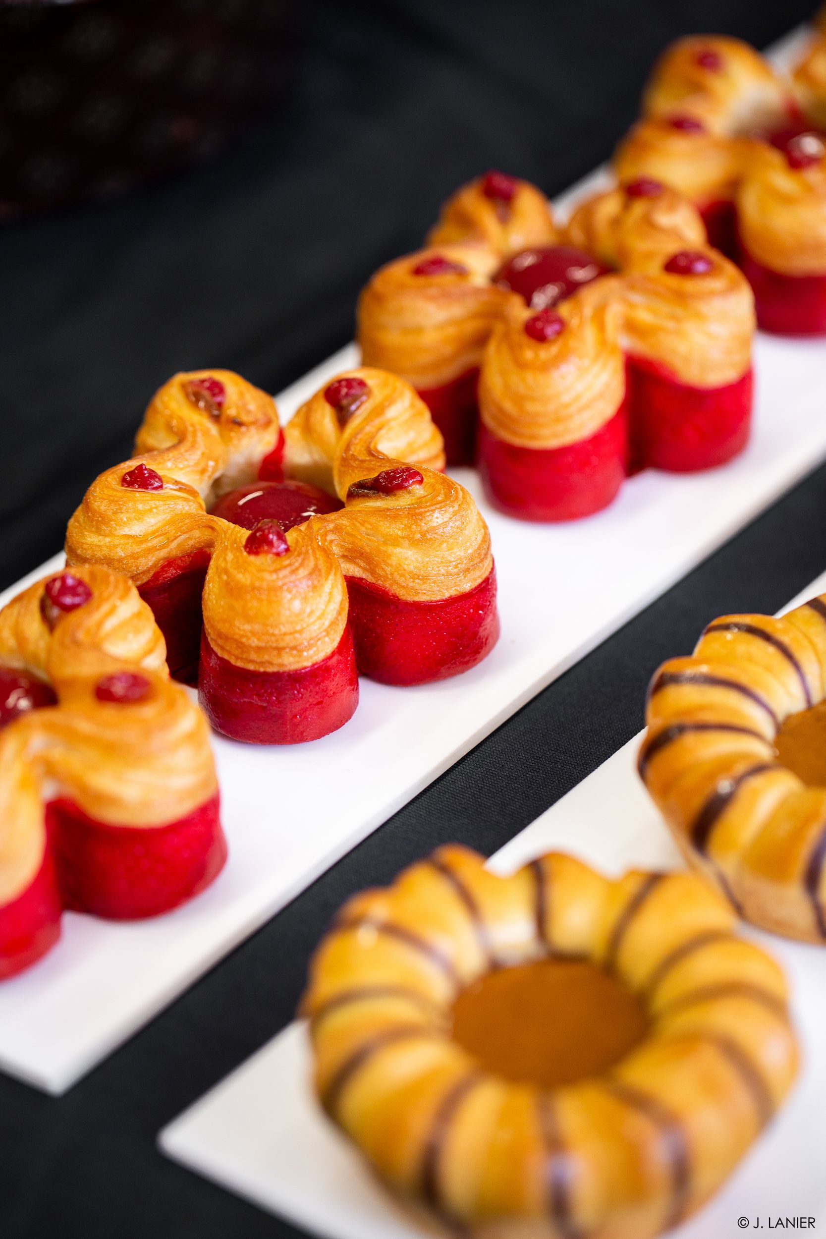Un tas de desserts sont sur une assiette blanche