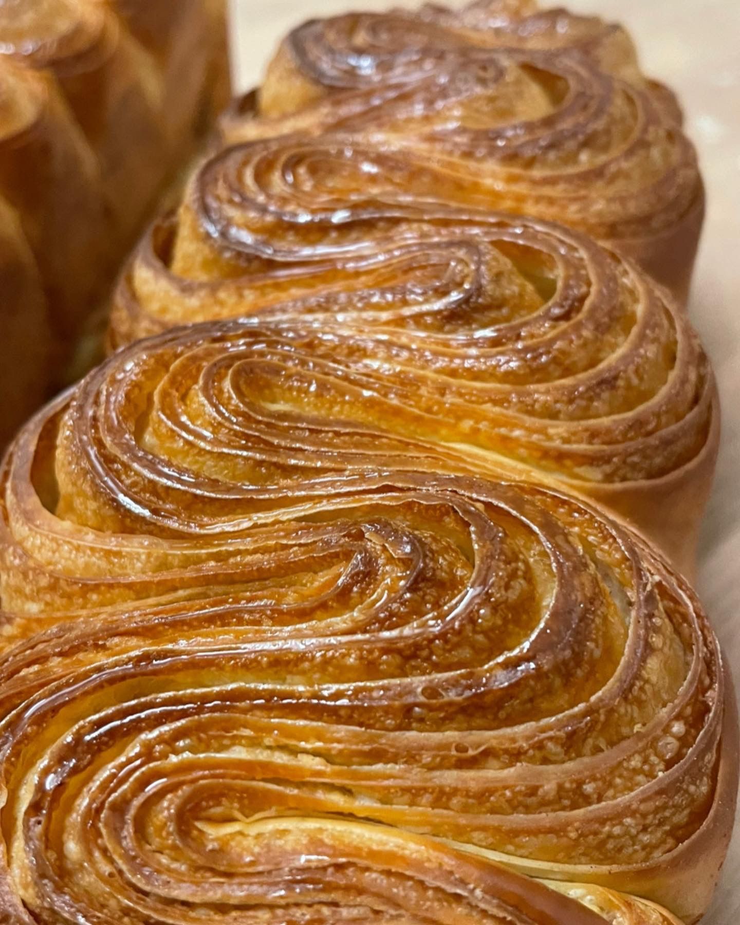 Un gros plan d'un tas de pâtisseries sur une table.