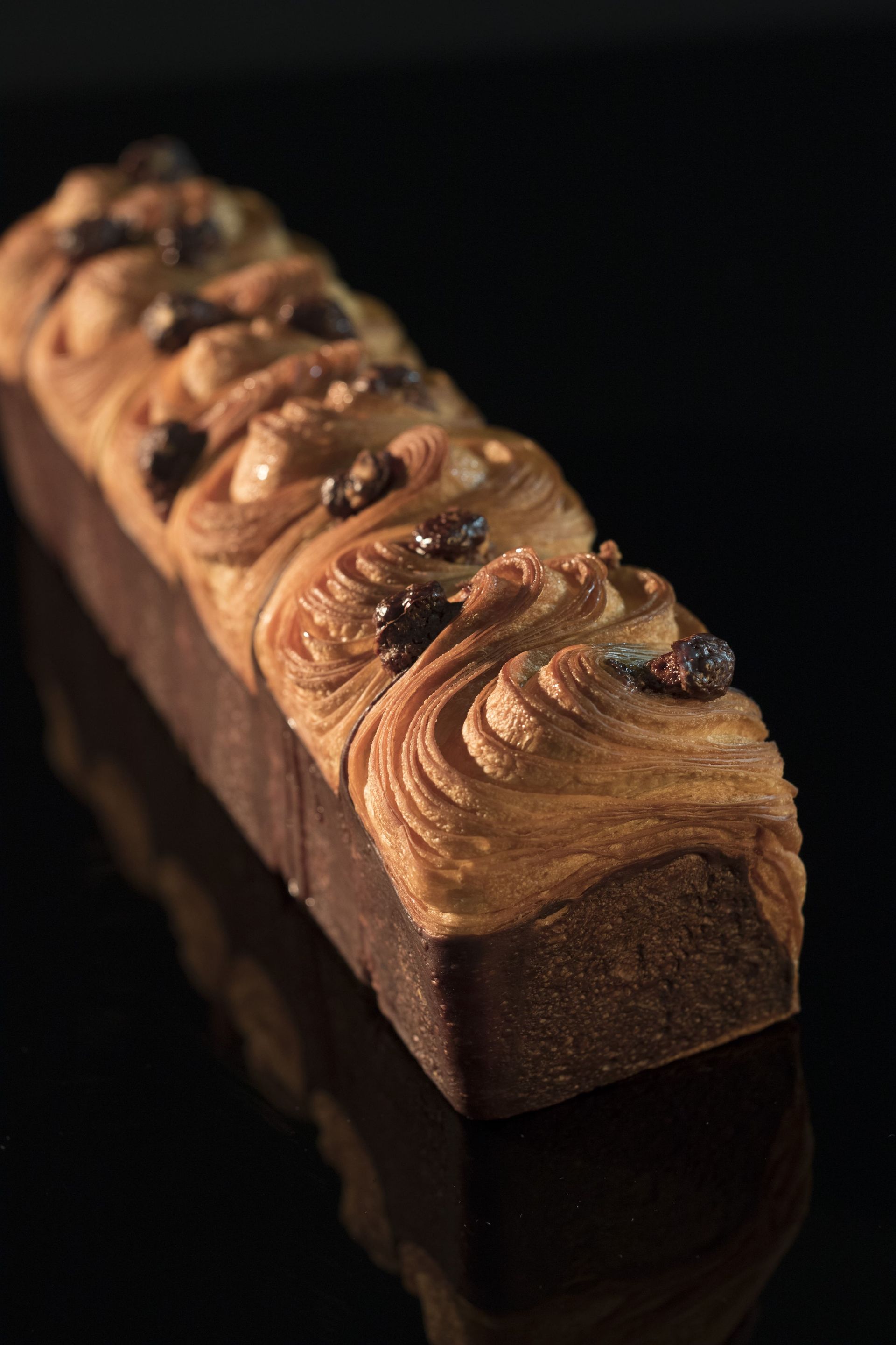 Un gros plan d'un gâteau au chocolat sur une surface noire.