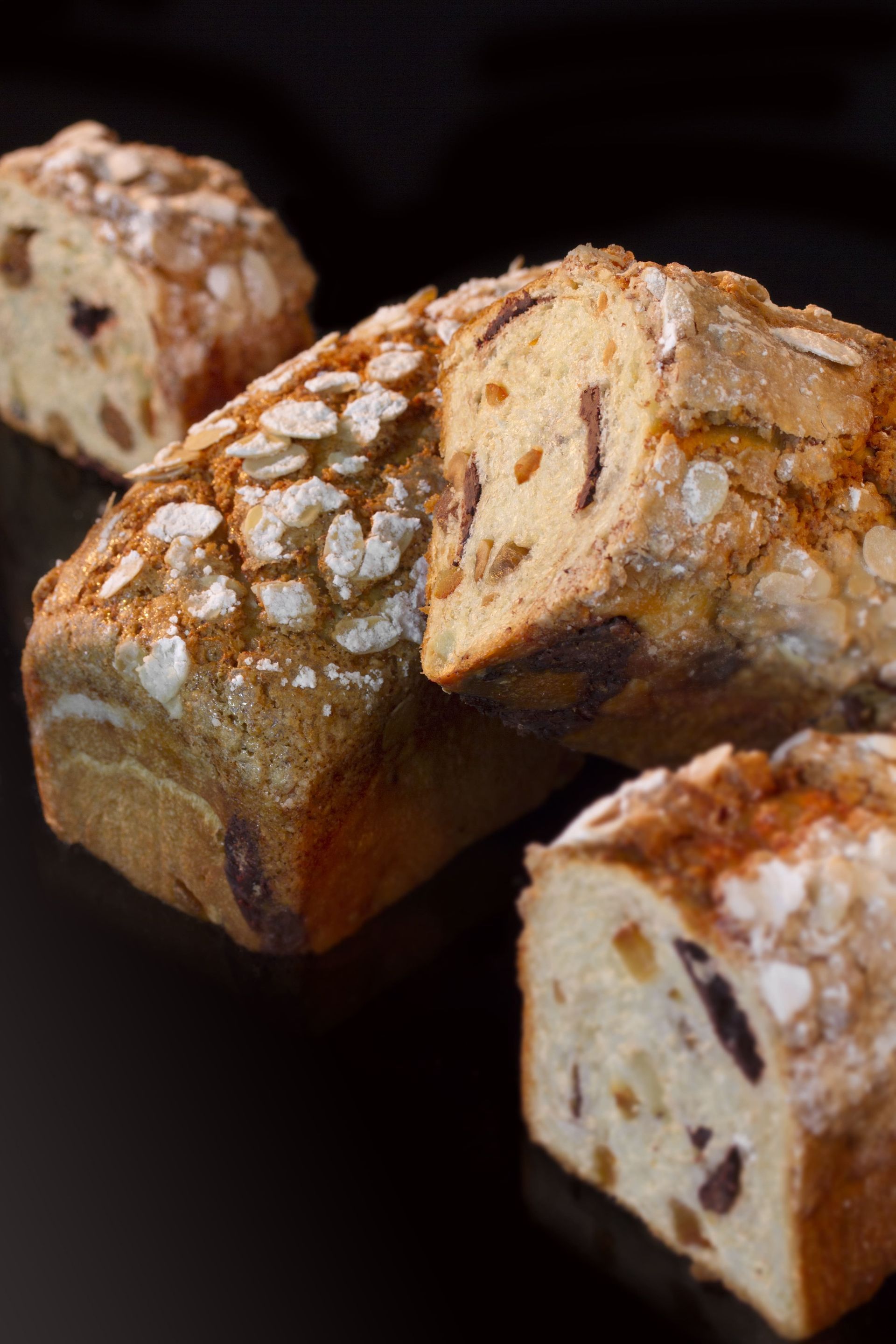 Une miche de pain est posée sur une autre miche de pain sur une table.