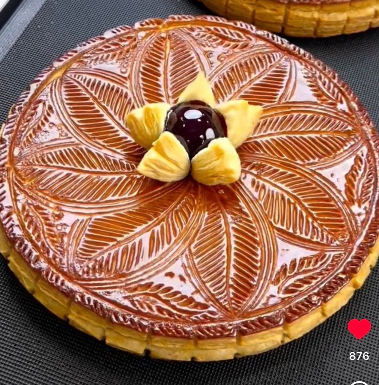 Un gros plan d'un gâteau avec une fleur dessus