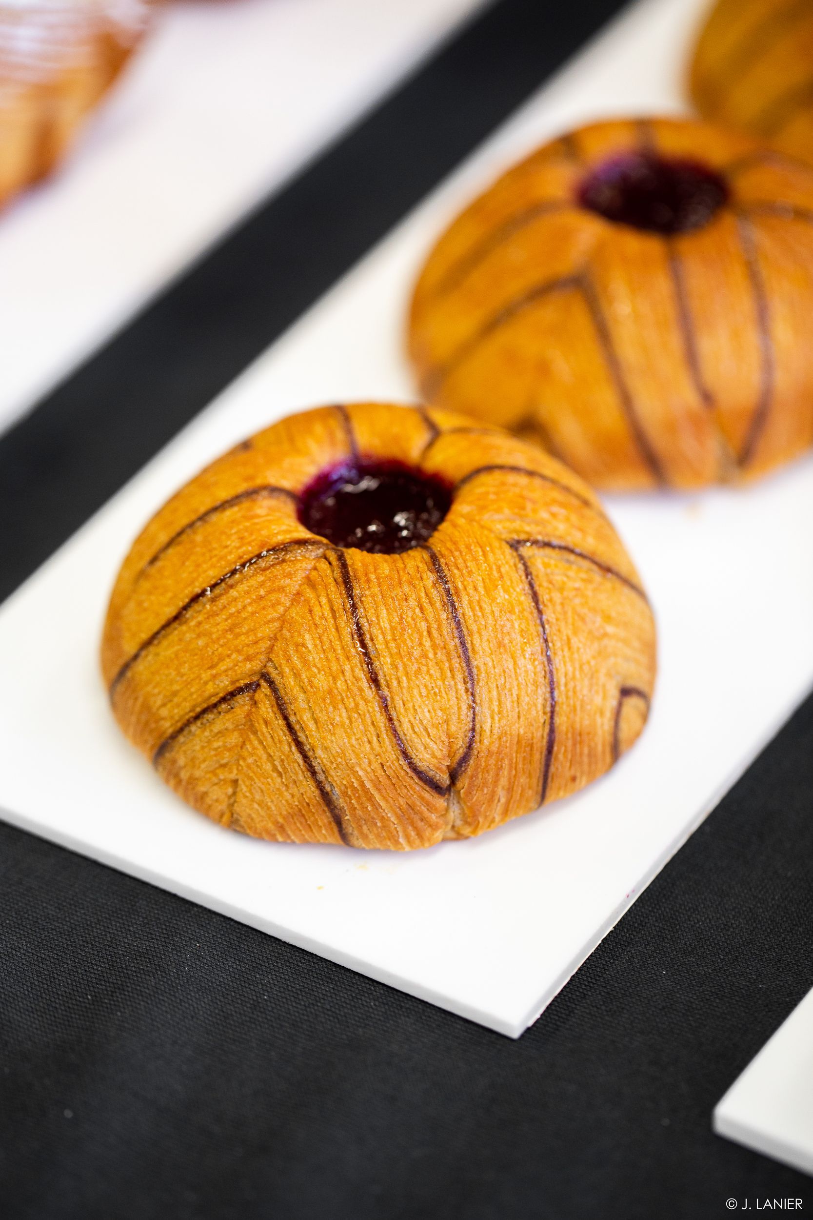 Un gros plan d'une pâtisserie sur une assiette blanche