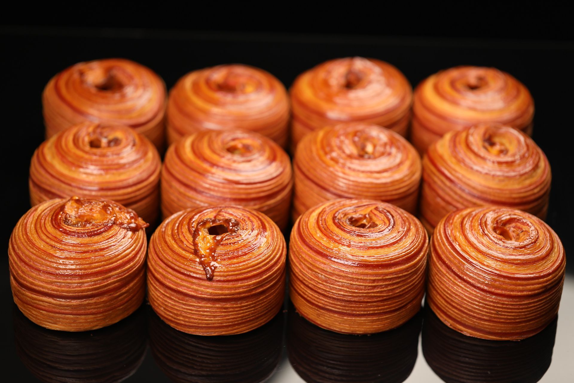 Un tas de rouleaux de cannelle sont posés sur une table