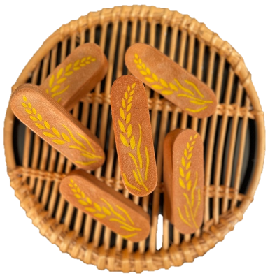 Un panier en osier rempli de pain avec des épis jaunes dessus