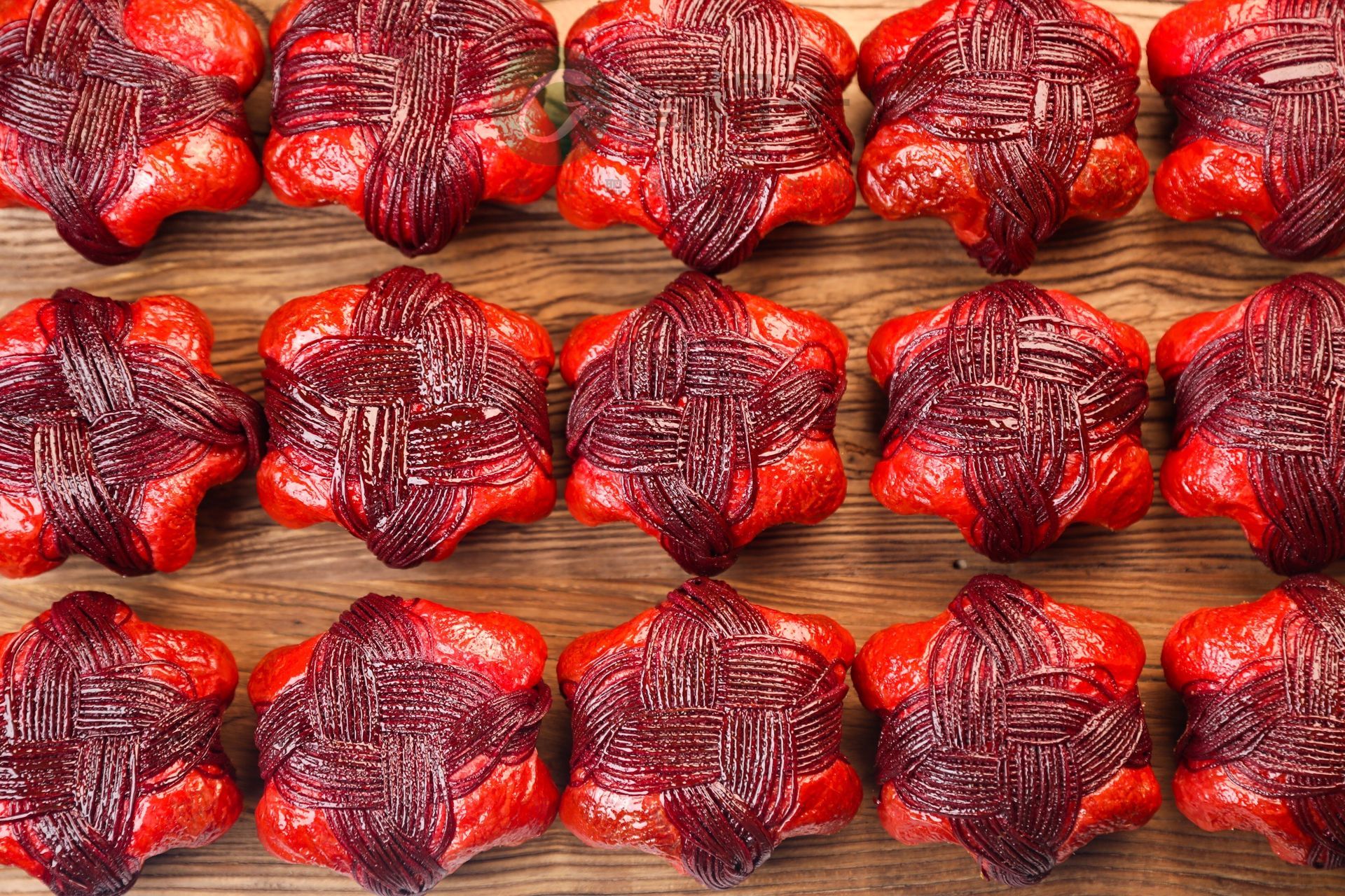 Un bouquet de poivrons rouges posé sur une table en bois.