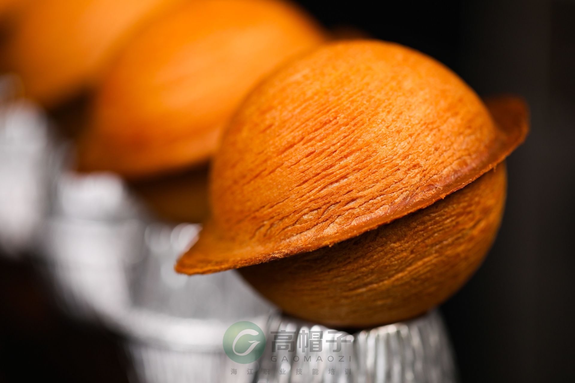 Un gros plan d'une boule brune sur un bâton.