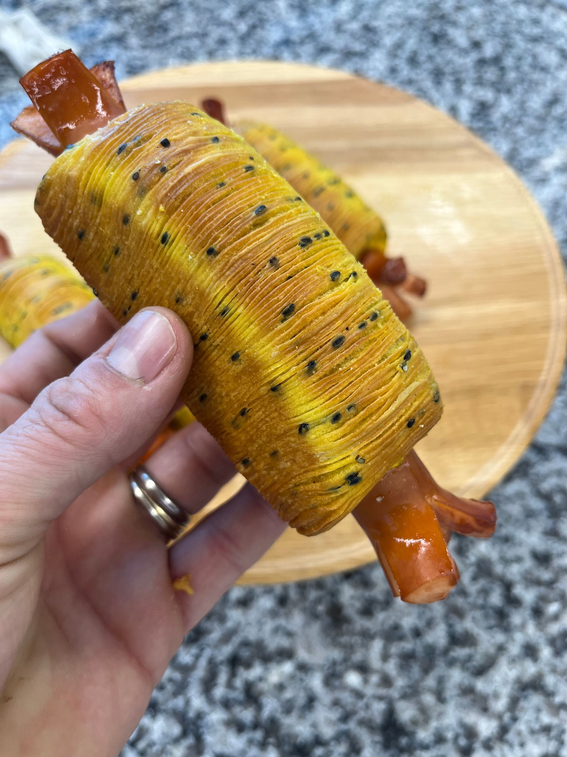 Une personne tient un morceau de nourriture dans sa main.