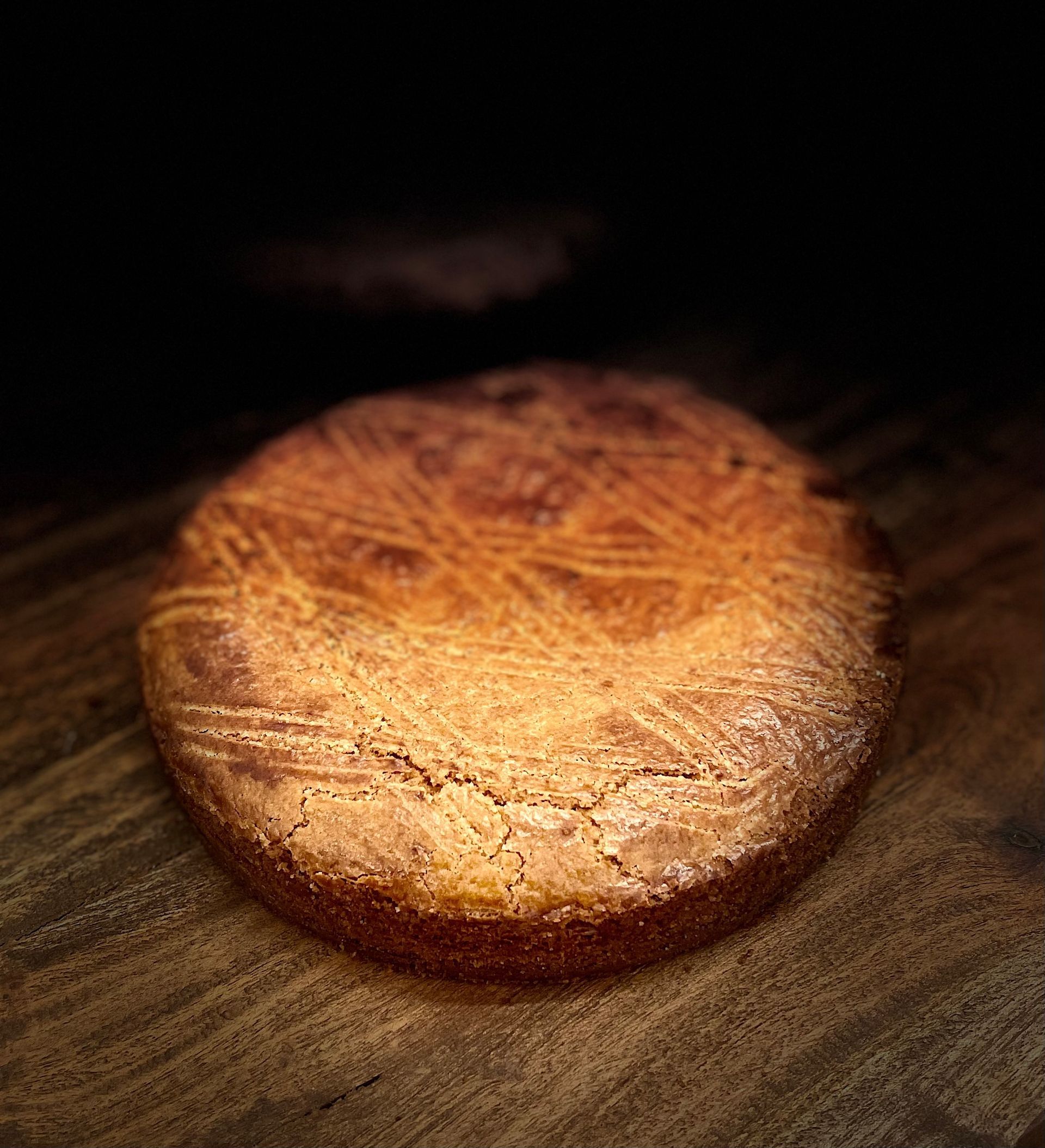 Un gâteau est posé sur une table en bois.
