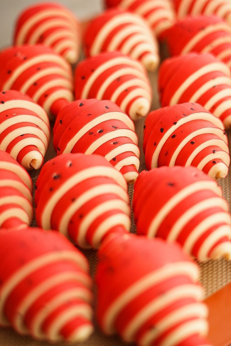 Un tas de biscuits rayés rouges et blancs sur une table