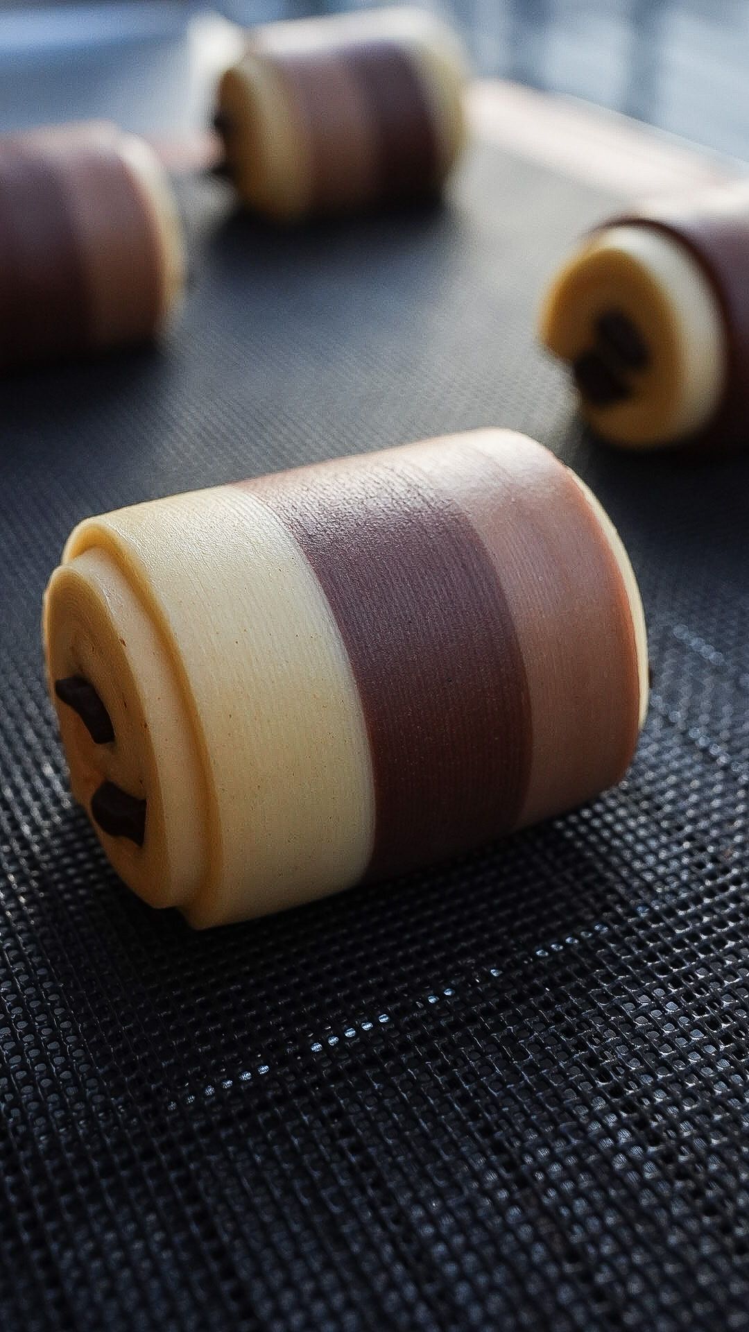 Un gros plan d'un biscuit brun et blanc sur une table.