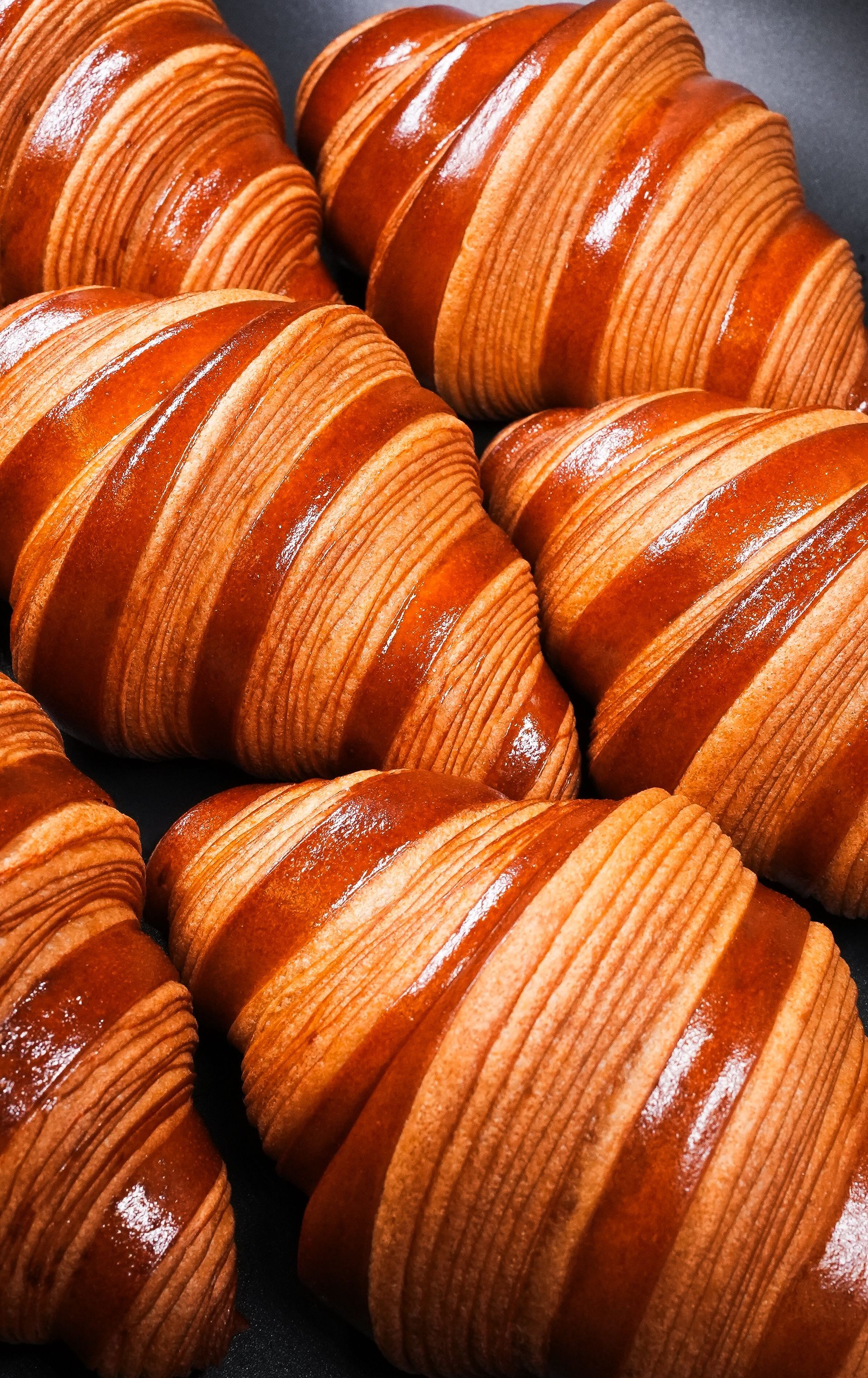 Un gros plan d'un tas de croissants sur une table.