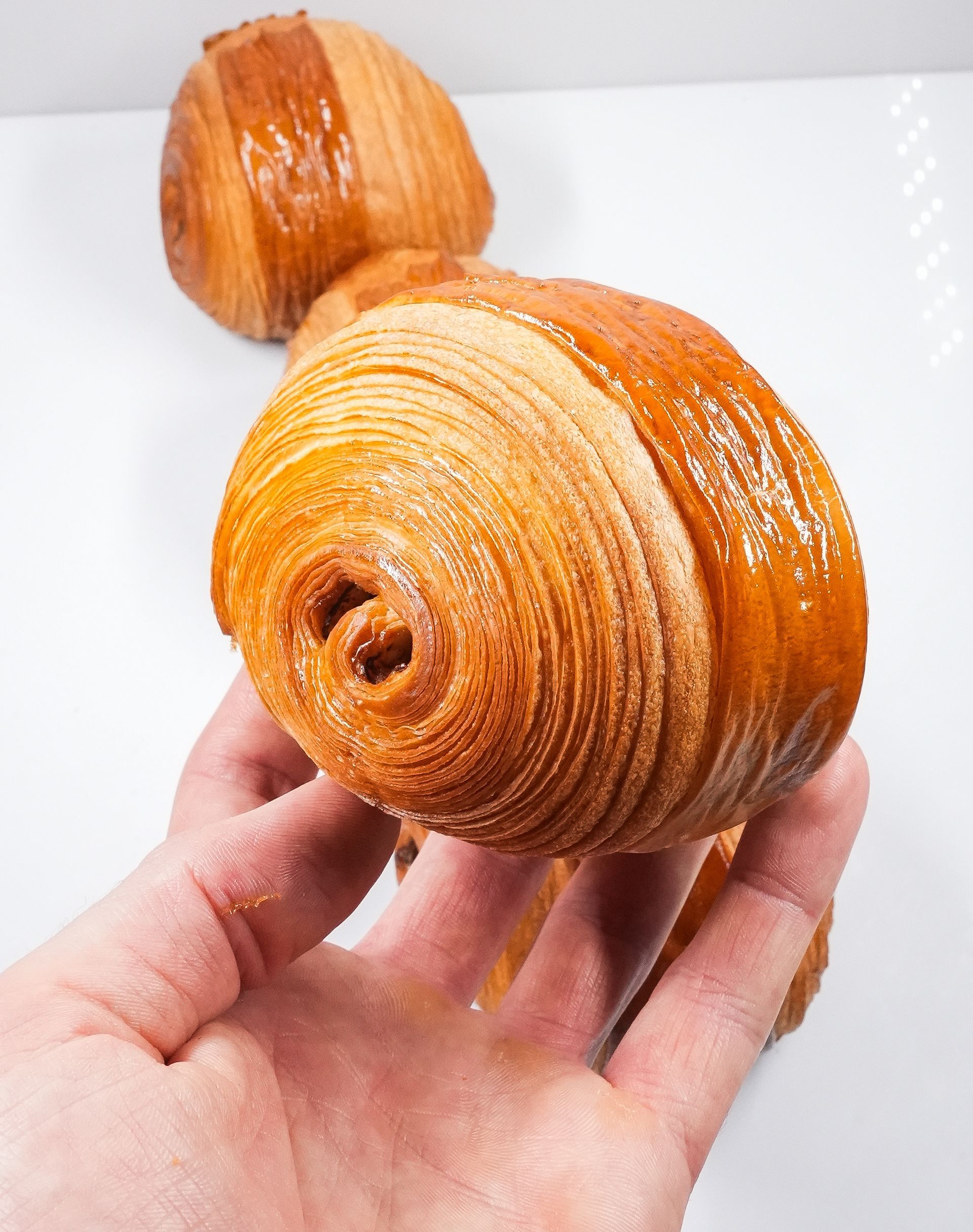 Une personne tient une pâtisserie dans sa main