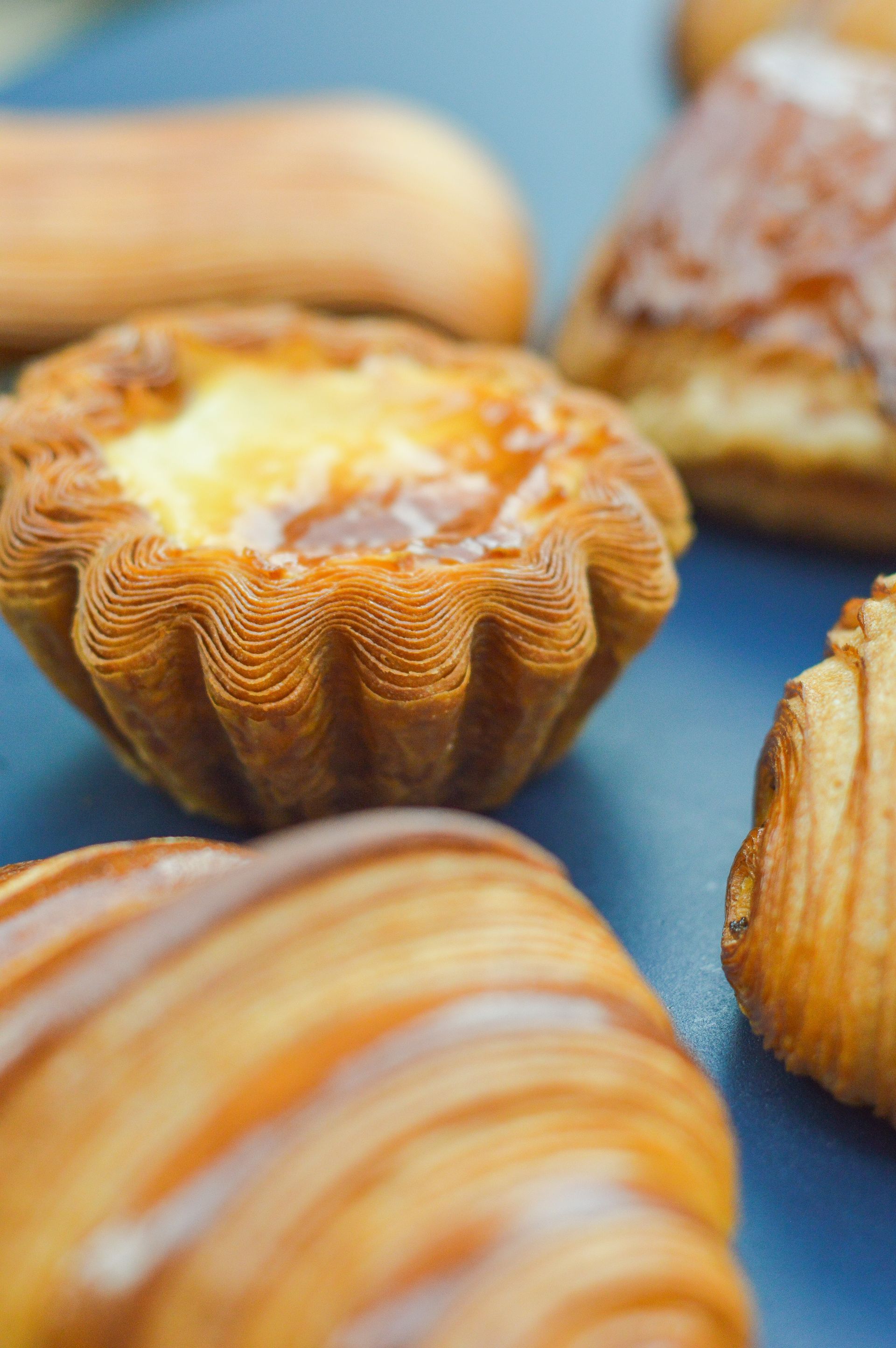 Il y a de nombreux types de pâtisseries différentes sur la table.