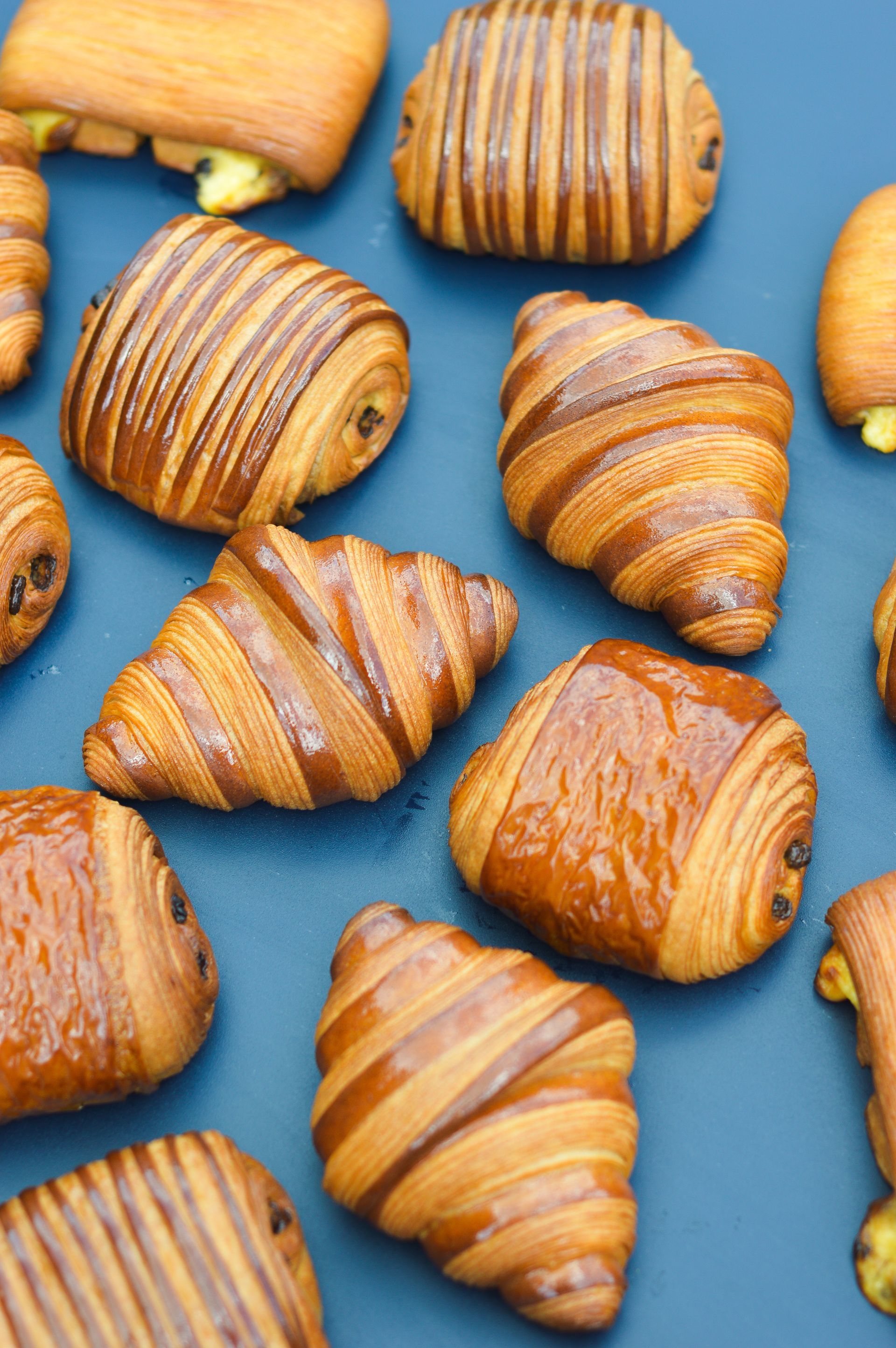 Il y a de nombreux types de pâtisseries différentes sur la table.