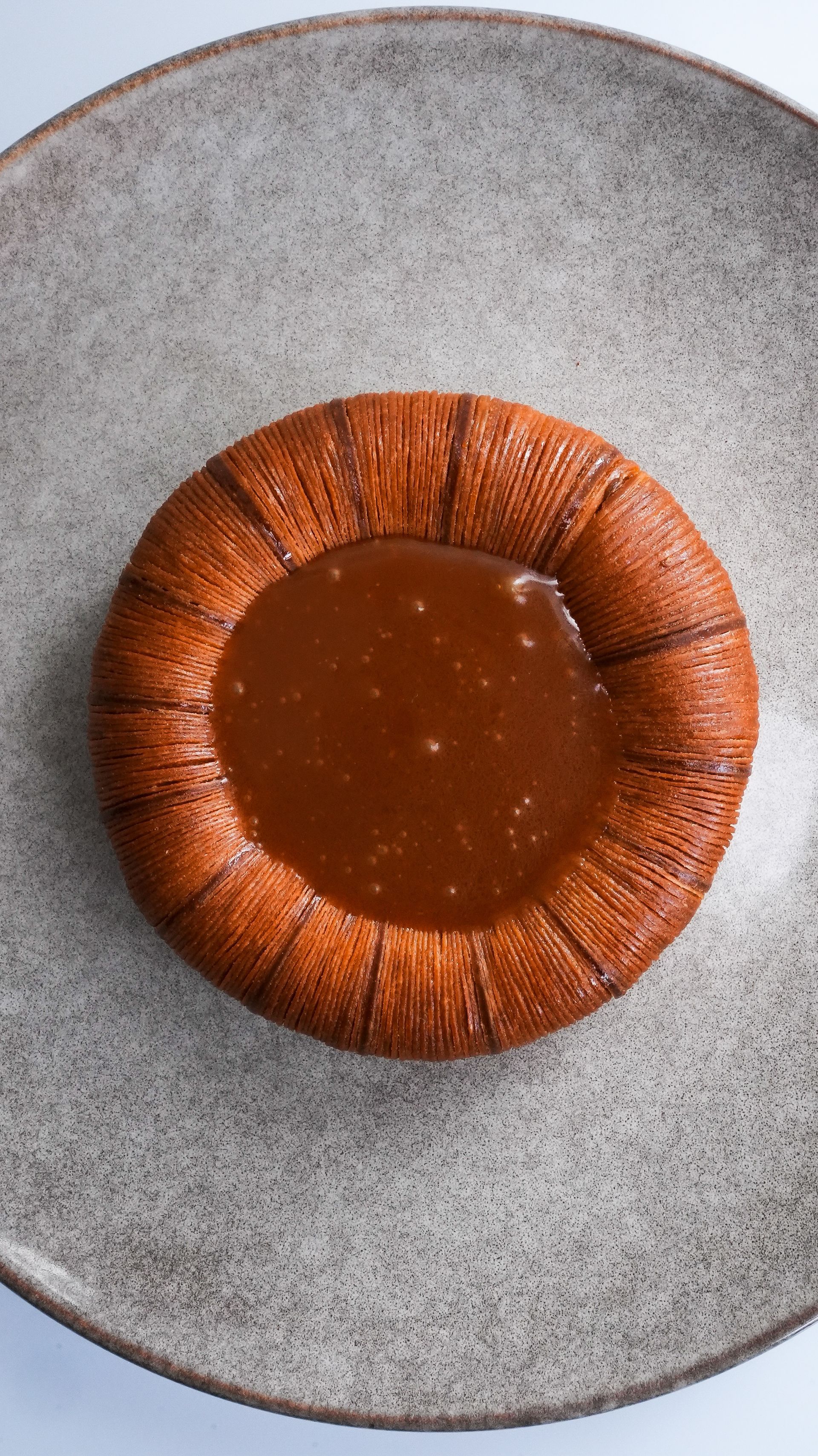 Un gros plan d'un dessert sur une assiette sur une table.