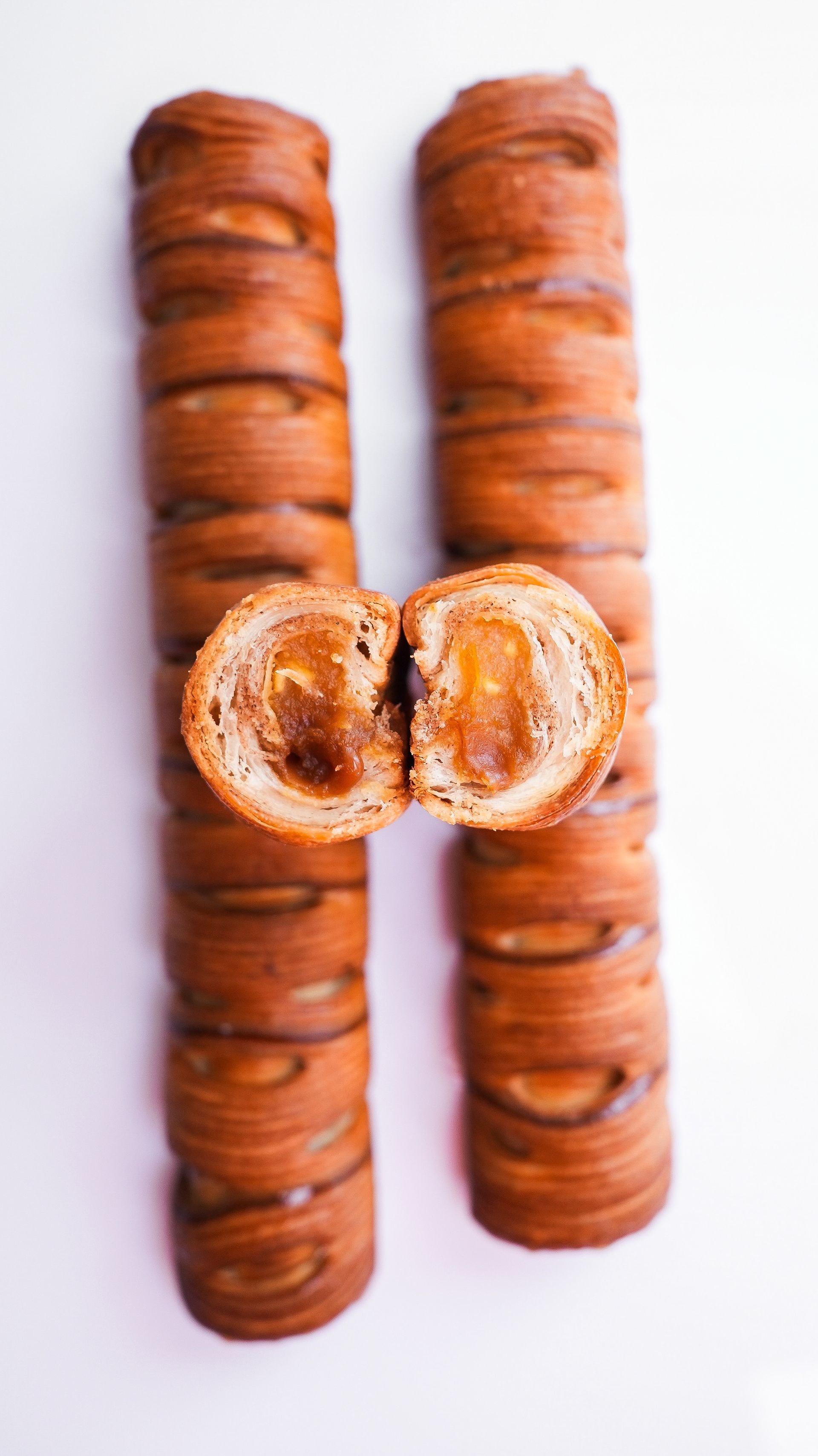 Un gros plan de deux petits pains avec une bouchée de l'un d'eux.