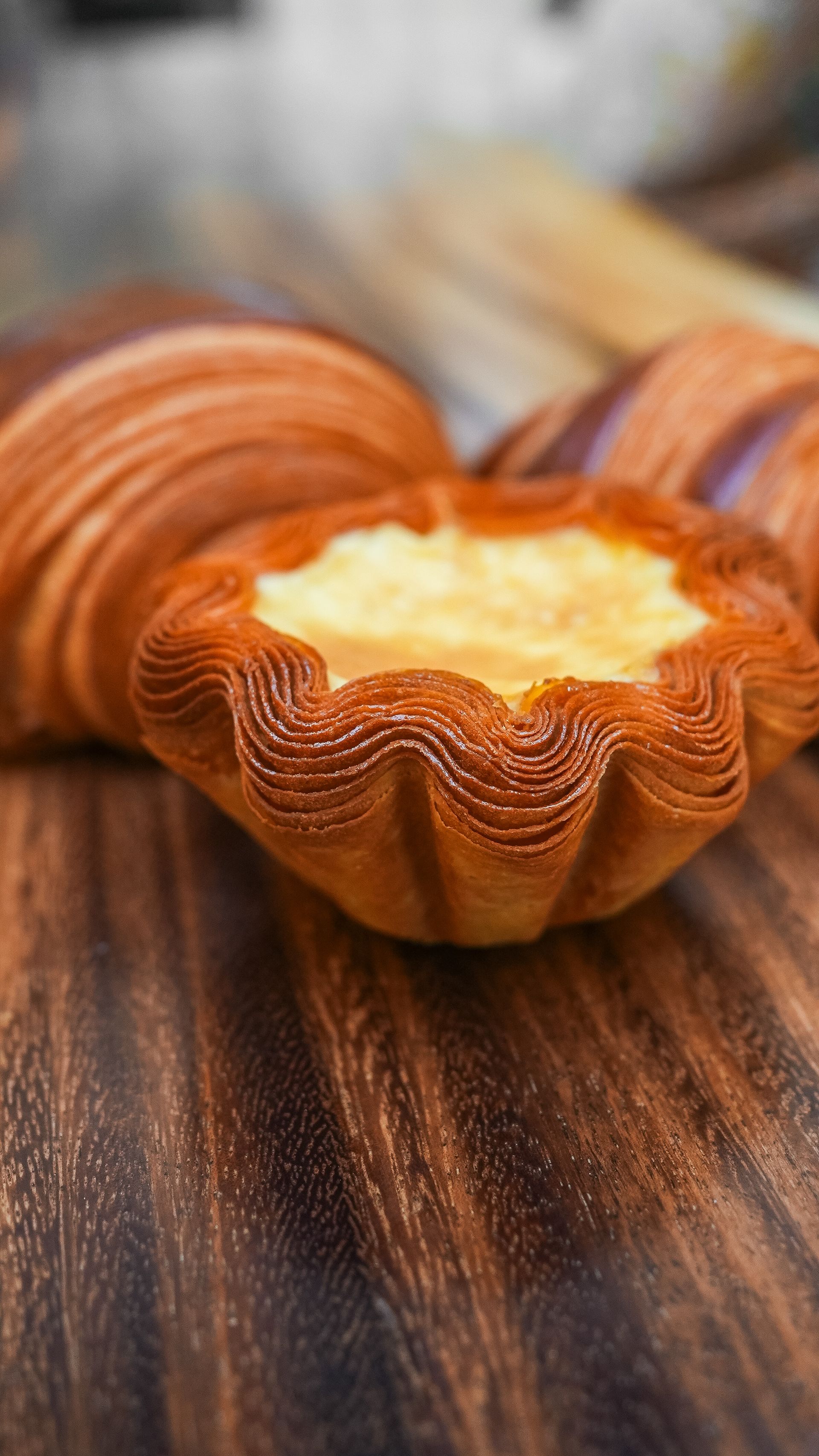 Un gros plan d'une pâtisserie sur une table en bois.