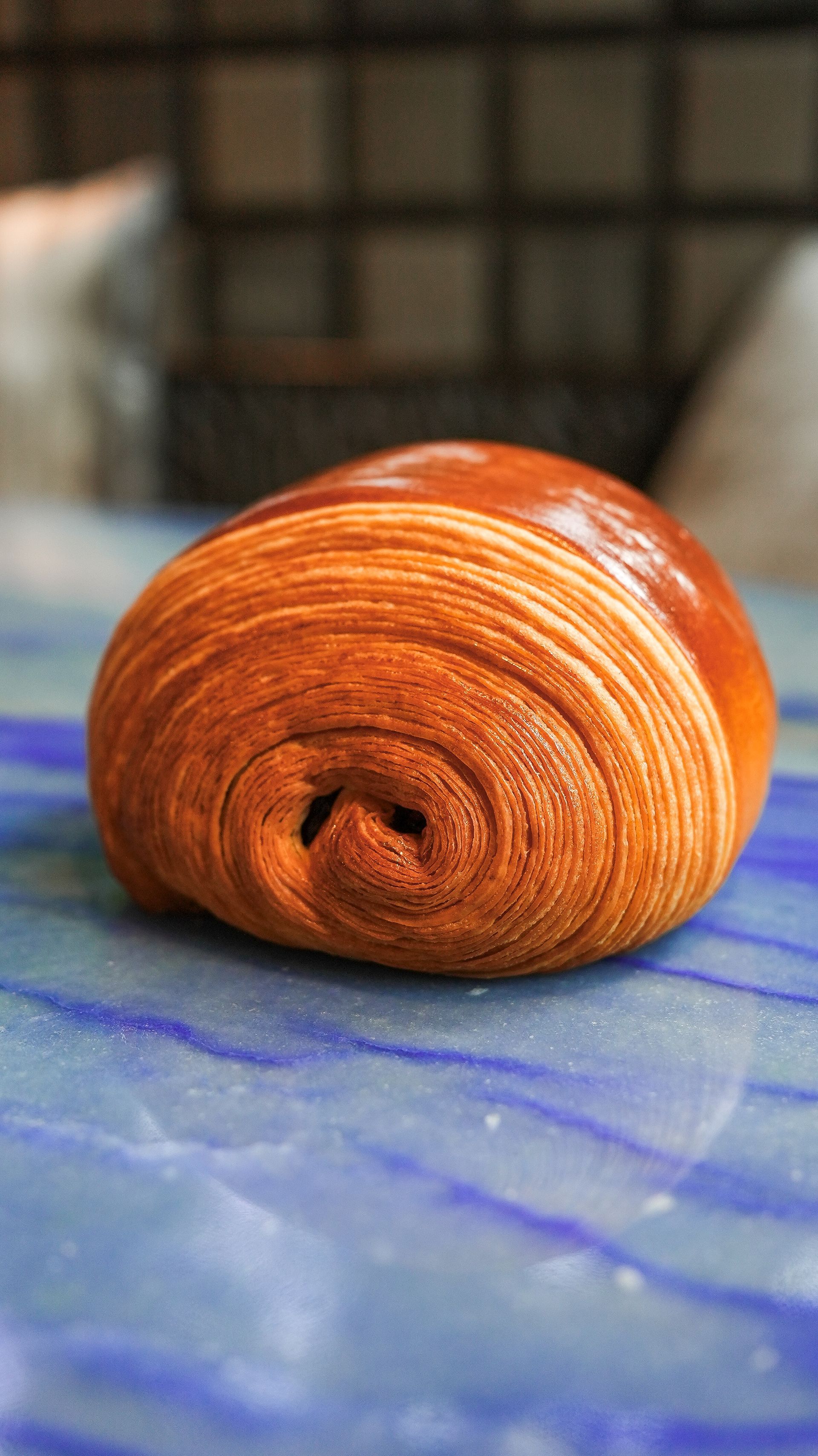 Un gros plan d'un croissant au chocolat sur une table.